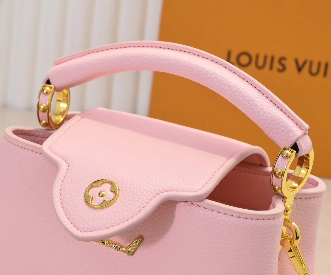 Upgraded version P420 M24671 This Capucines East West mini handbag is made of grained cow leather embellished with LV letters. Its elegant configuration includes compartments, zipper pockets and patch pockets, making it easy to store mobile phones, short wallets and other small items. The detachable and adjustable shoulder strap unlocks the shoulder-carrying experience. 22 x 12 x 8 cm (length x height x width)