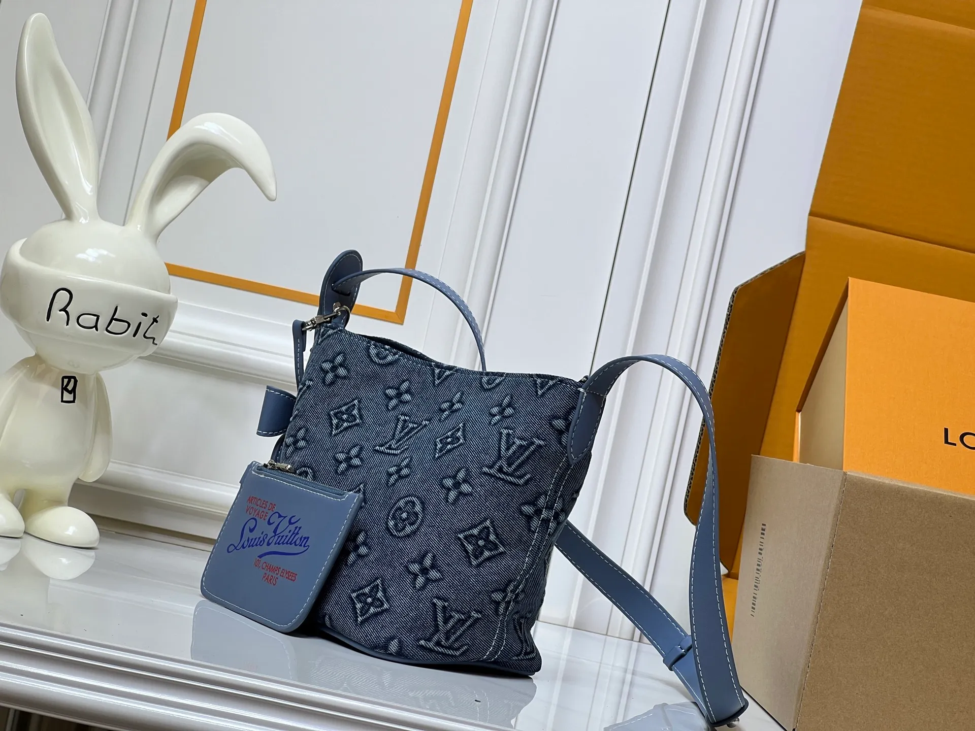 Batch 260💰M15130 M12925 Embossed Denim Louis Vuitton uses LV Romance elements to convey vitality and launches this All In BB handbag in the 2025 early autumn series. The classic Monogram and Damier patterns are creatively blended, and the delicate cow leather body is embellished with iconic padlocks and Bloom decorations. Plenty of space to easily store daily necessities, and the detachable zipper bag keeps small items safe and secure. Size: 16x18x12cm