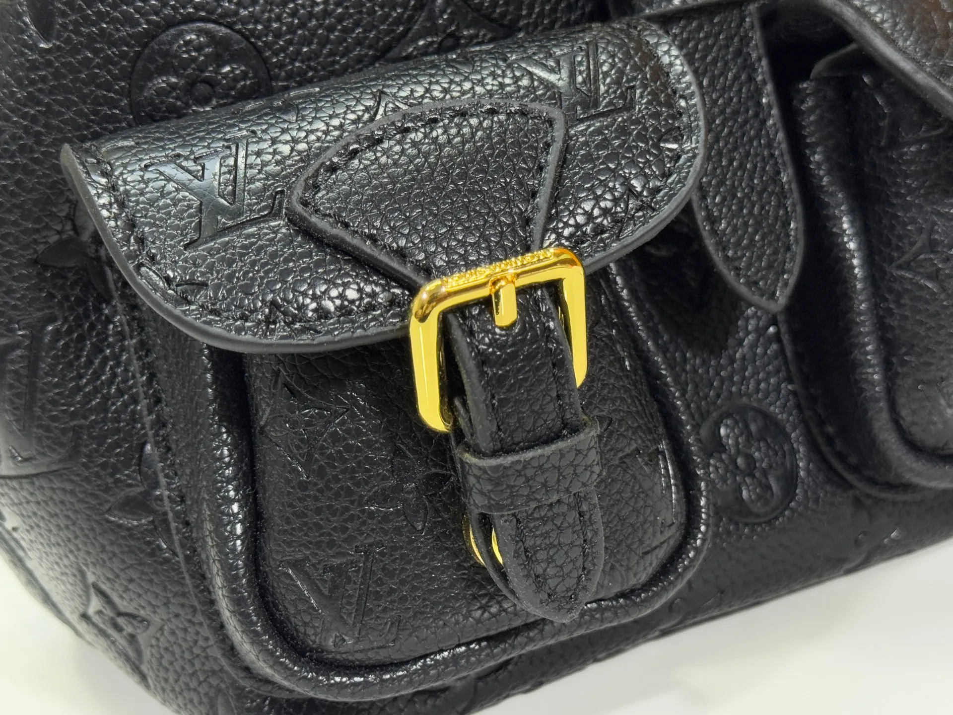 P260 Upgraded original M12987 M47074 M47072 M47106 This Backup backpack reinterprets the fresh tones of the LV Milky Way series with soft touches, using Monogram Empreinte leather with elegant metal hardware. Multiple pockets designed to easily store large wallets and travel essentials. Dimensions: 20.0 x 22.0 x 14.0 cm (length x height x width)