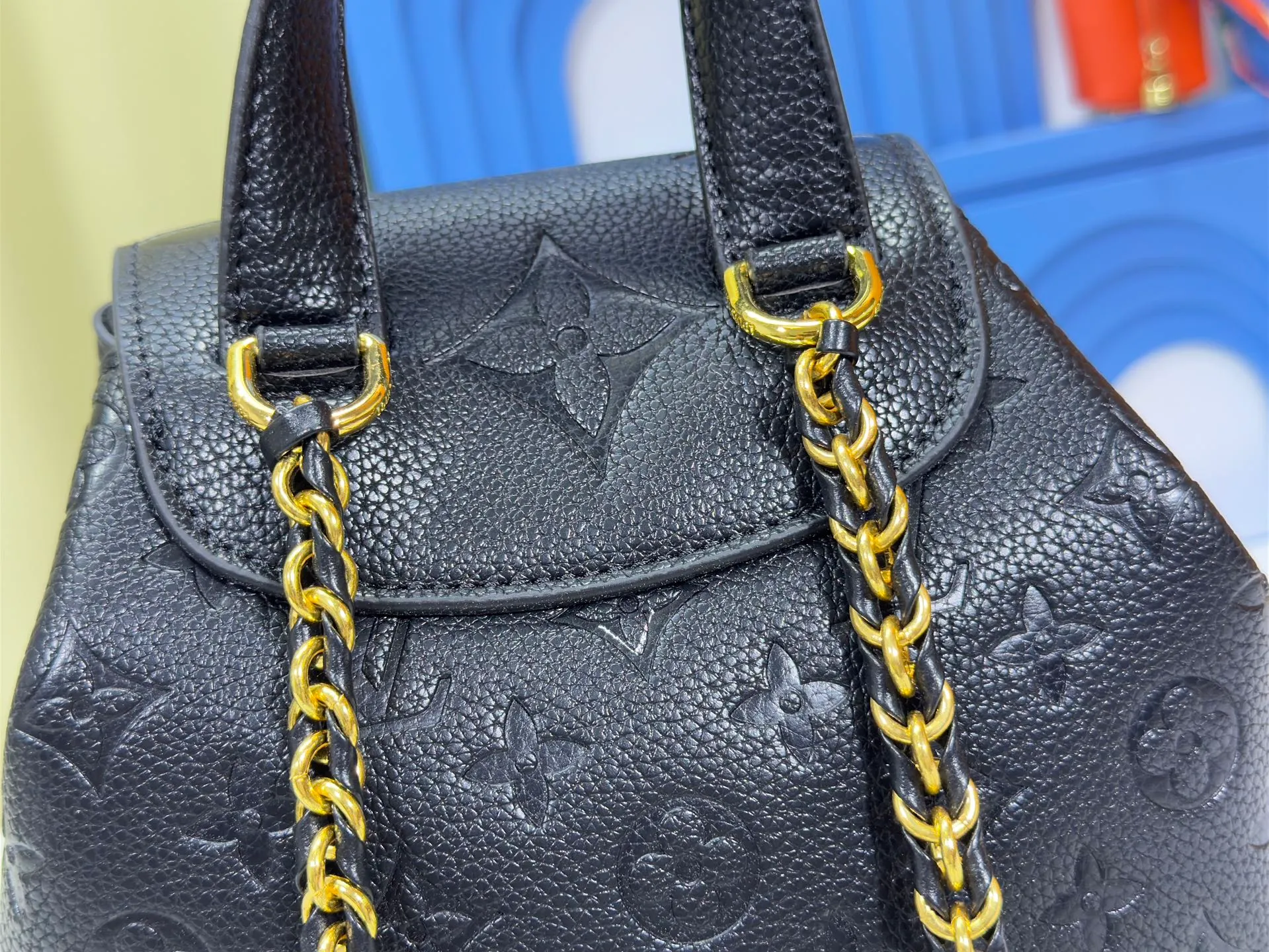 P260 Upgraded original M12987 M47074 M47072 M47106 This Backup backpack reinterprets the fresh tones of the LV Milky Way series with soft touches, using Monogram Empreinte leather with elegant metal hardware. Multiple pockets designed to easily store large wallets and travel essentials. Dimensions: 20.0 x 22.0 x 14.0 cm (length x height x width)
