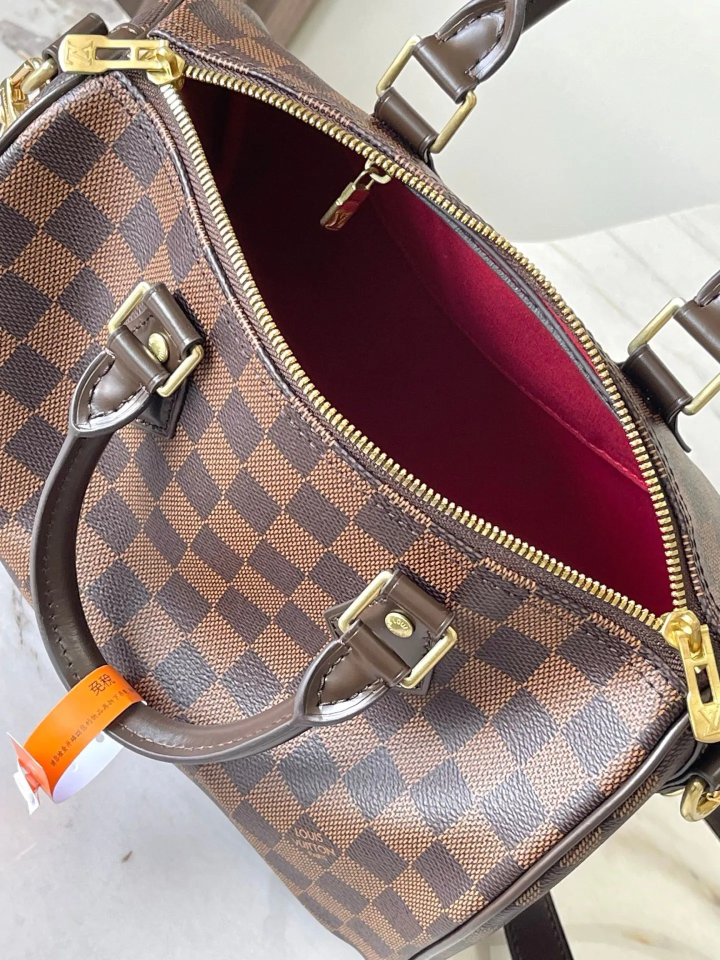 💰760 Top Original Model 41113 Brown Speedy 25 Handbag The Speedy handbag, launched in 1930, was inspired by the travel revolution at that time and fully displays Louis Vuitton's iconic design style. This unique and perfect urban handbag is a fashionable and personalized choice for urban girls. The Speedy 25 bag in Monogram canvas is as elegant as it is practical and durable. 25x19x15cm (length x height x width)