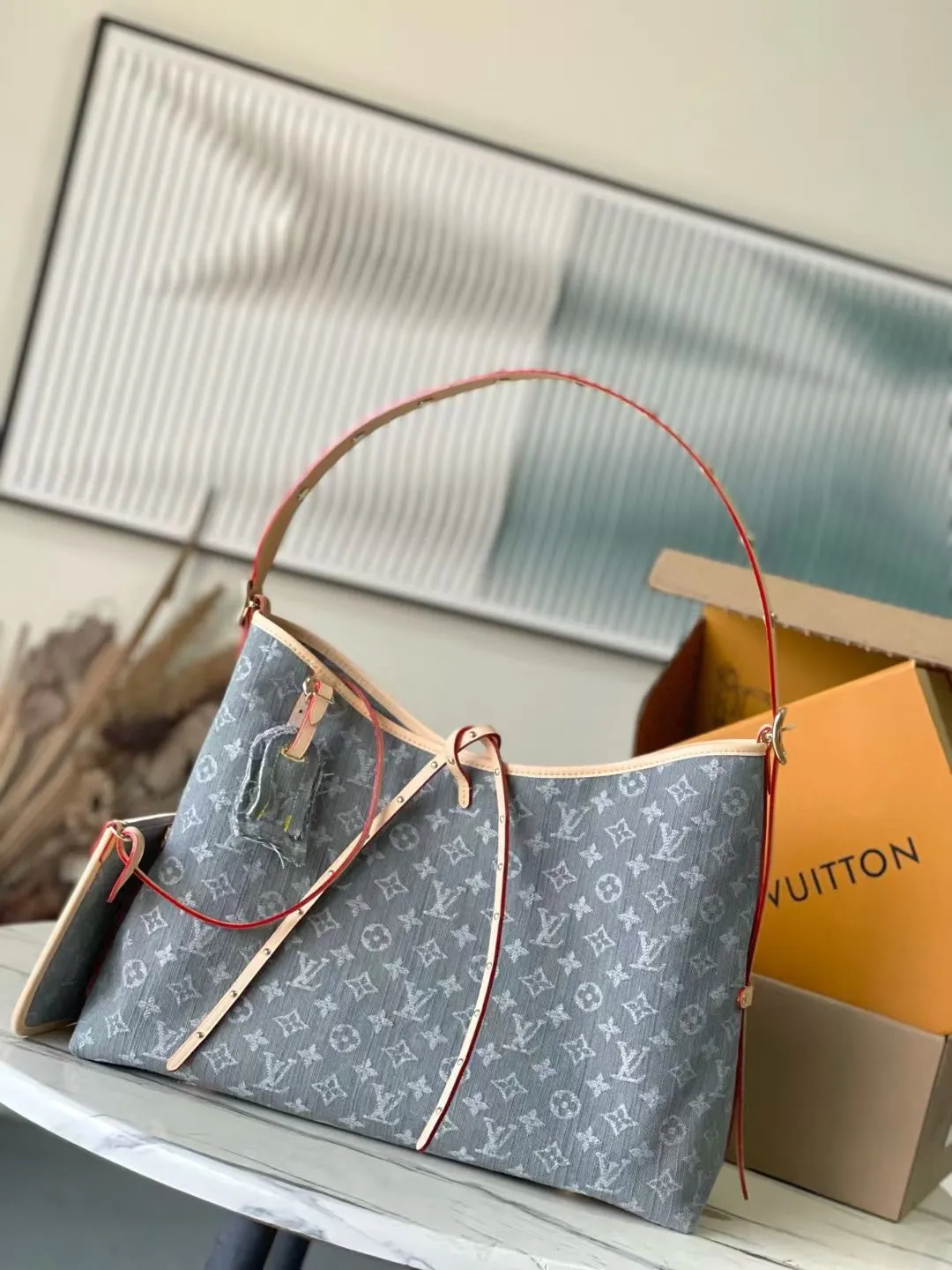💰1220 Top original order M13289 This medium-sized CarryAll handbag uses the Monogram Denim patterned cotton surface that was born in 2005, and then uses Louis Vuitton's exquisite bleaching process to create a washed effect. The contrasting leather and detachable nameplate highlight the neat structure. The zippered inner pocket can safely store valuables, making it a modern choice for traveling in the city. Dimensions: 39 × 30 × 15 cm