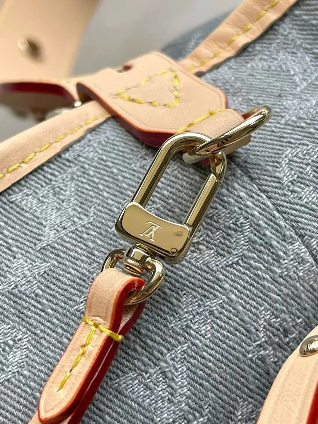 💰1220 Top original order M13289 This medium-sized CarryAll handbag uses the Monogram Denim patterned cotton surface that was born in 2005, and then uses Louis Vuitton's exquisite bleaching process to create a washed effect. The contrasting leather and detachable nameplate highlight the neat structure. The zippered inner pocket can safely store valuables, making it a modern choice for traveling in the city. Dimensions: 39 × 30 × 15 cm