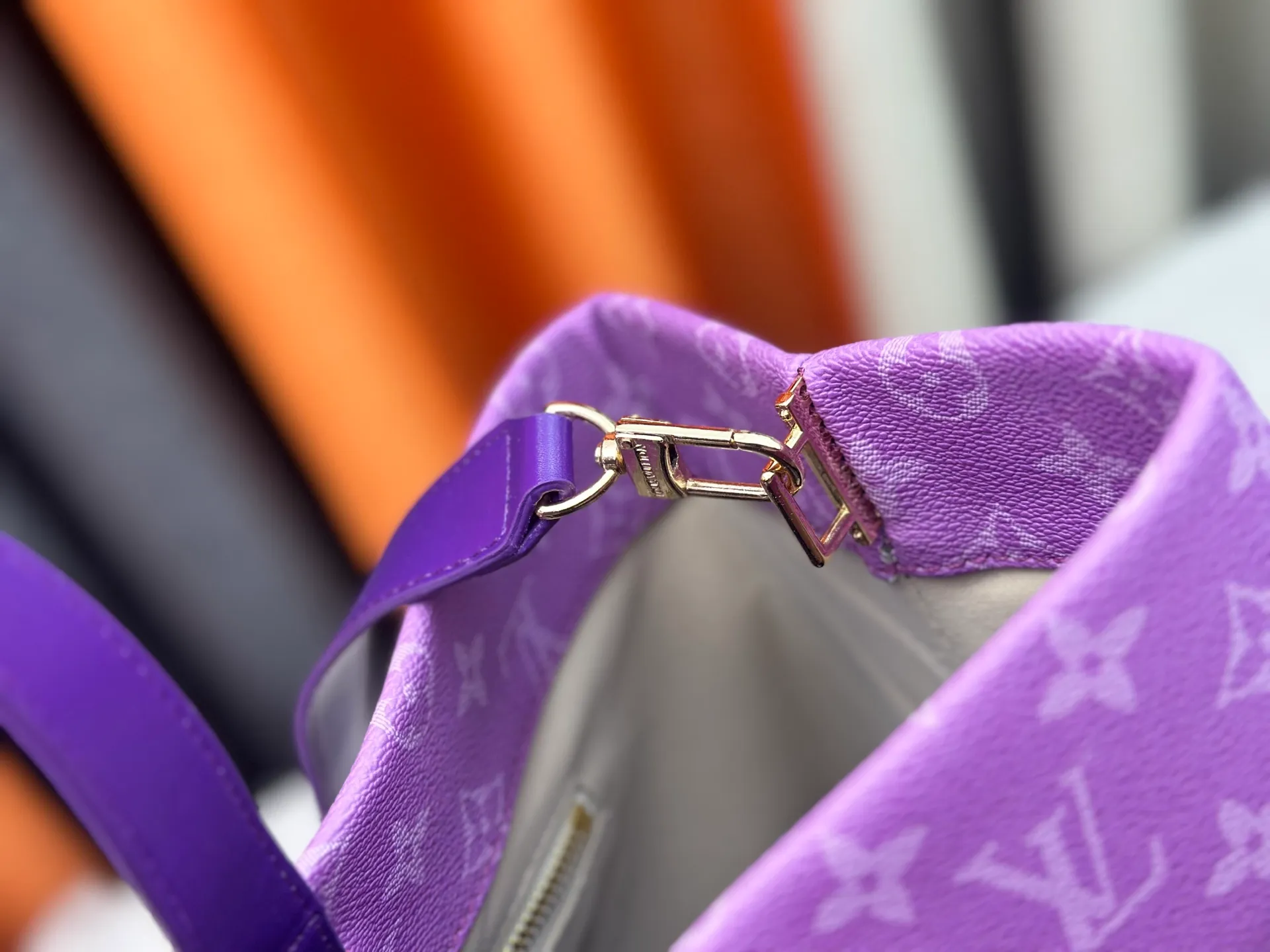 P300 M24457 presbyopic plaid purple. Grass green pink black orange blue green gray presbyopia plaid black crocodile pattern orange crocodile pattern 13 colors ✔️ This medium Shopper handbag draws inspiration from Louis Vuitton shopping bags, with the words Louis Vuitton and Maison Fondée En 1854 written on soft cow leather, with a top handle and a detachable shoulder strap. Dimensions: 42x34x16cm