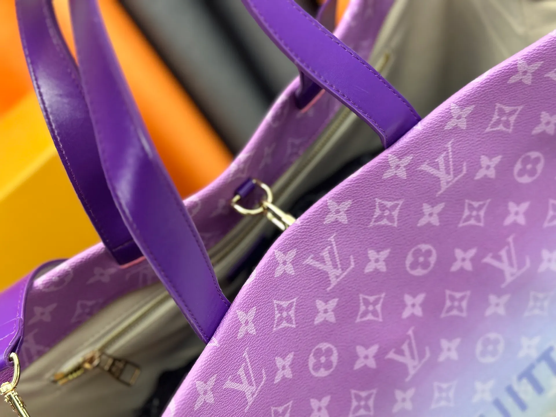 P300 M24457 presbyopic plaid purple. Grass green pink black orange blue green gray presbyopia plaid black crocodile pattern orange crocodile pattern 13 colors ✔️ This medium Shopper handbag draws inspiration from Louis Vuitton shopping bags, with the words Louis Vuitton and Maison Fondée En 1854 written on soft cow leather, with a top handle and a detachable shoulder strap. Dimensions: 42x34x16cm