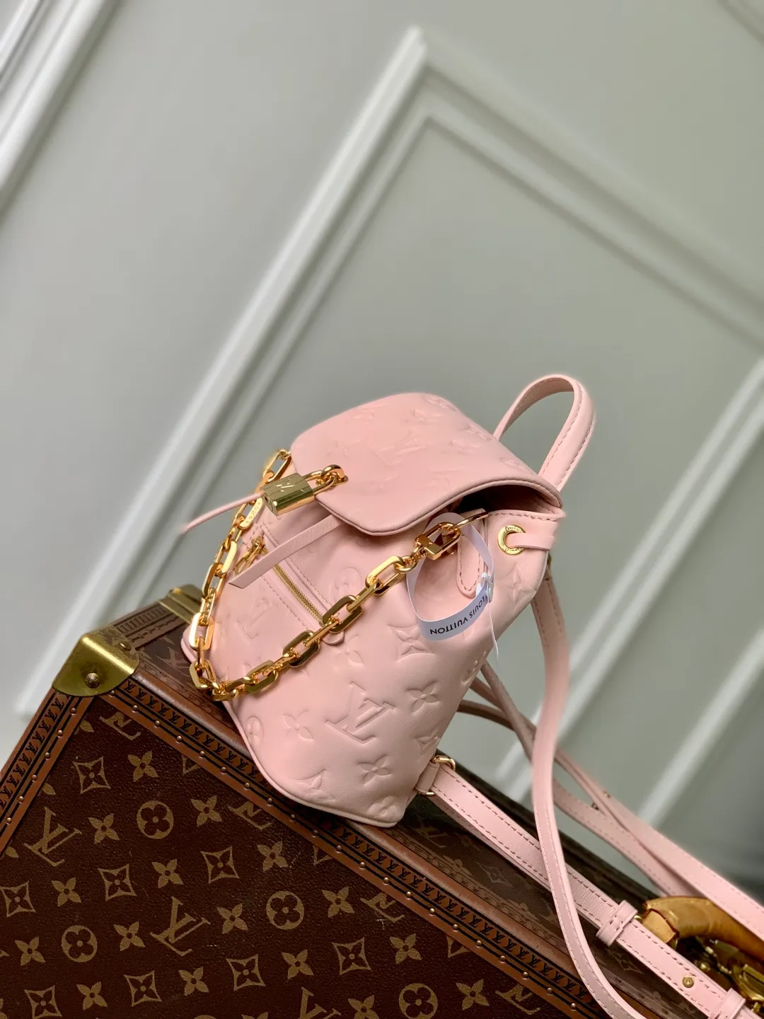 💰1100 (top layer leather) top original single M13389, 13387 pink Coussin Backpack mini handbag is made of Monogram leather with a lightweight structure and a detachable Coussin chain. The sleek metal LV padlock ensures your everyday needs are secure and can be worn on the shoulder, on the shoulder or in the hand. 20 x 7.5 x 15 cm (height x width x length)
