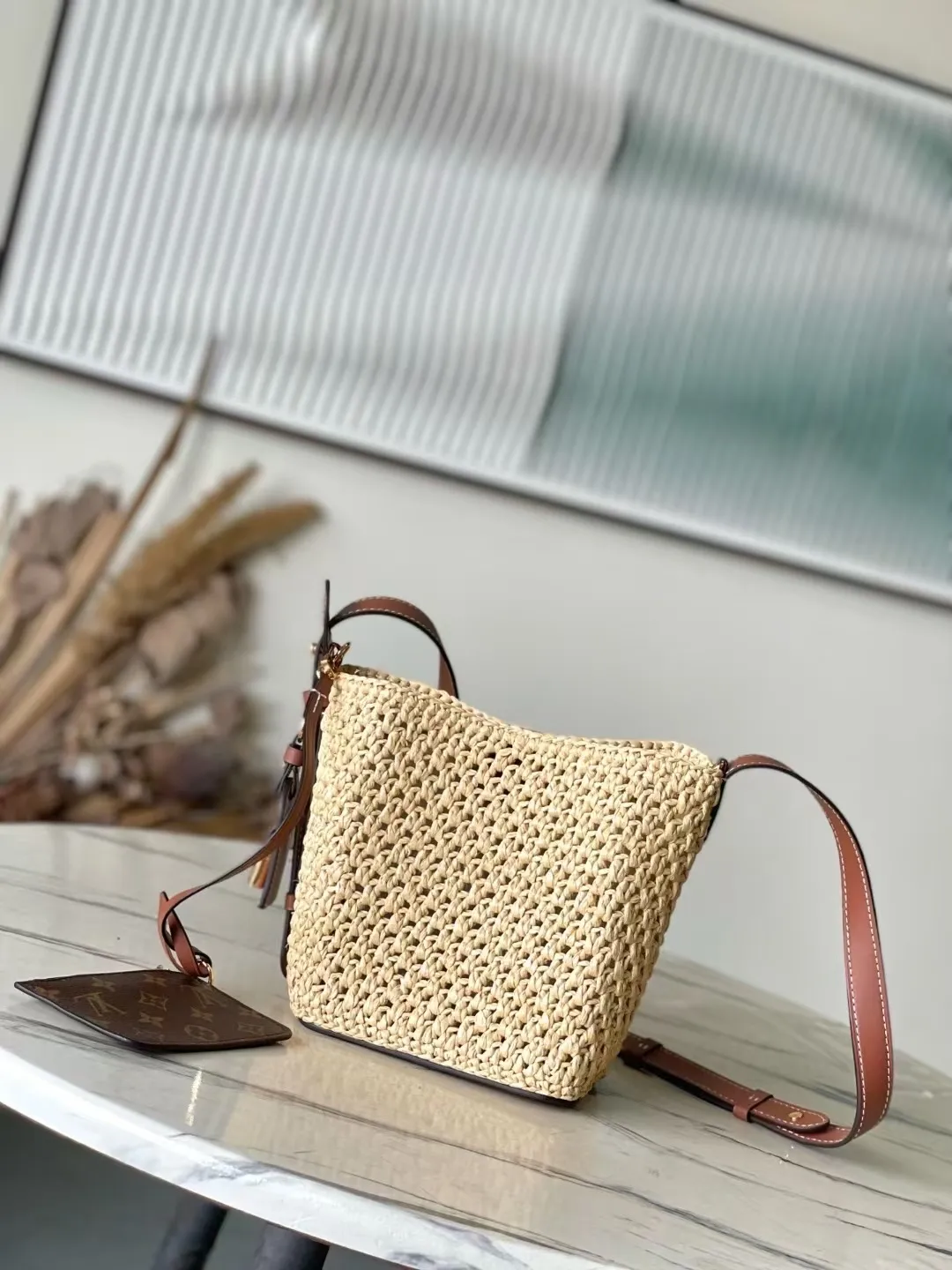 💰1220 Top original order M14217 This AllInBB handbag interprets the holiday style with the leisurely style of the south of France, once again confirming the brand's exquisite craftsmanship. The raffia bag body is integrated with leather elements such as iconic brand names, and the bright padlock is the perfect detail. The lightweight structure makes it a perfect storage choice for beach time and various occasions. Dimensions: 16 × 18 × 12 cm