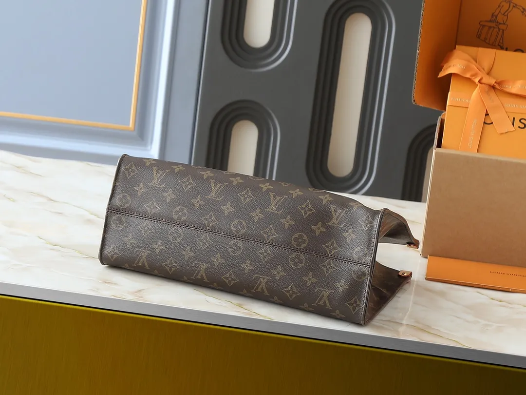💰260💰Upgraded from the original M45321 M45039 M13668 M44571 Louis Vuitton x Murakami reissue series interprets the exquisite version of the OnTheGo handbag with playful touches. Monogram canvas and cow leather establish the brand's classic style, and Murakami's cute and cute panda image is transformed into front and back prints. The detachable and adjustable shoulder strap provides a variety of carrying options, and the zippered interior pocket keeps personal items safe and secure. Dimensions: 34.0 x 26.0 x 13.0 cm (length x height x width)