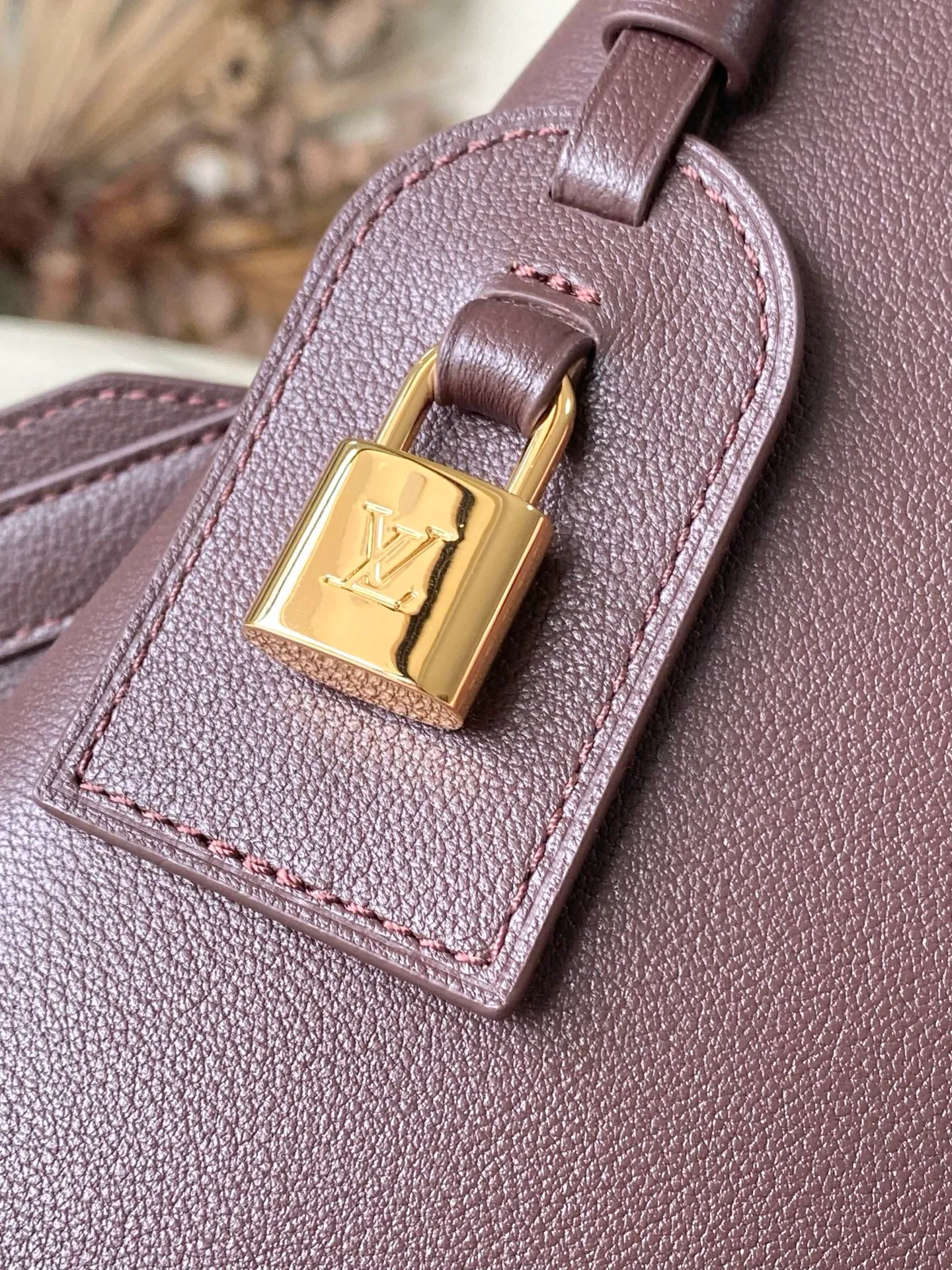 💰2600 "Special Grade Original Leather" M12927 This medium-sized Capucines Souple handbag gives the shiny cow leather a wrinkled effect, creating a visual contrast with the dazzling metal parts. The exquisite key bag continues the iconic touch, and the detachable flower-shaped double-plated chain shows off the Gothic style. Plenty of space to store daily necessities, and can be carried by hand or on the shoulder. Dimensions: 33 × 24 × 12 cm