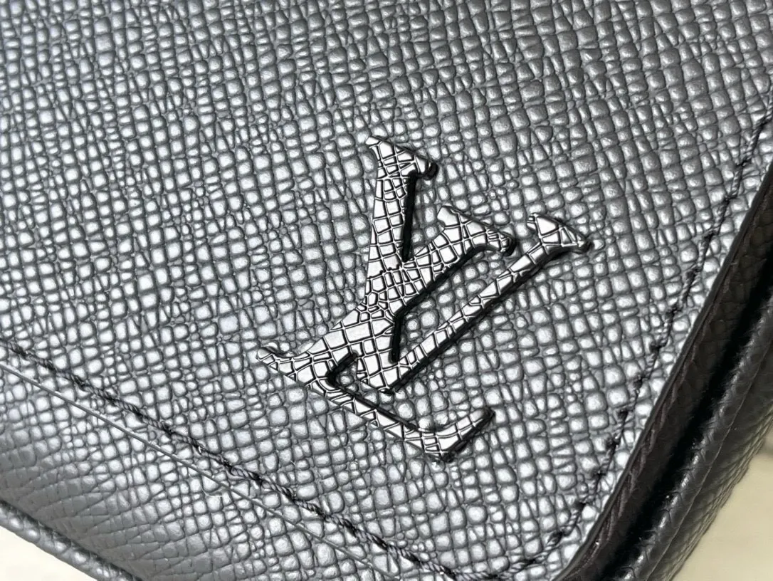 💰1020 (first-grain leather) top-quality original M30850 black. This District small messenger bag is made of dark-dyed Taïga leather. It is equipped with a zippered back pocket. Its square shape and suitable size make it an everyday choice. Adjustable shoulder strap for shoulder or cross-body wear, D-ring for hanging keys or wallet Dimensions 26 x 20 x 7 cm (length x height x width)