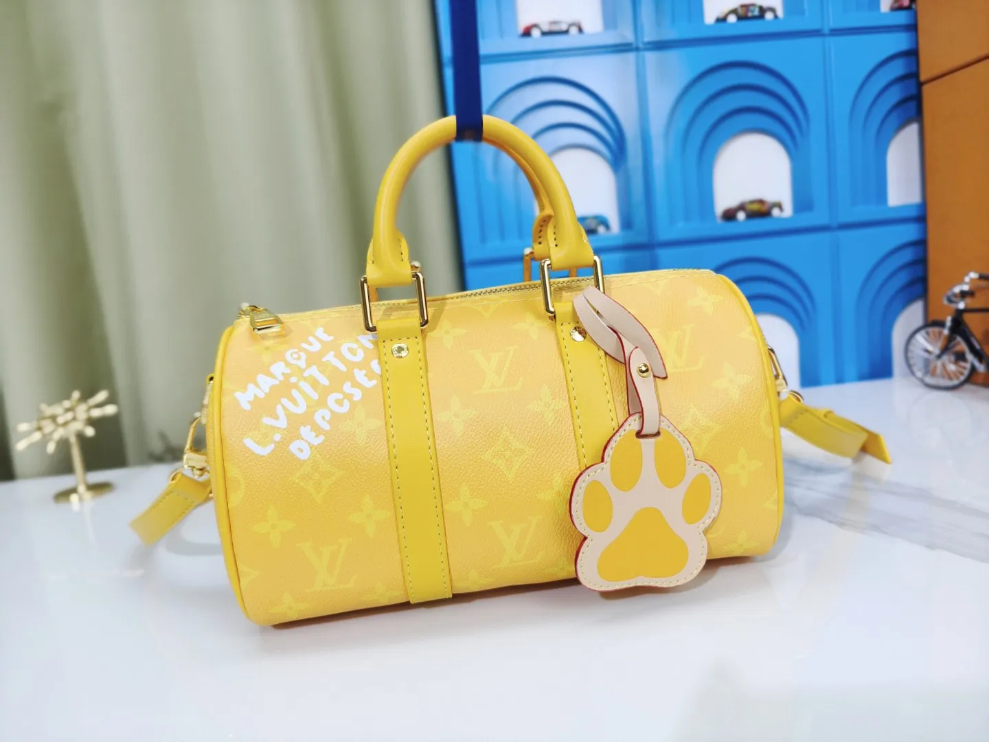 P260 upgraded original M46271 black flower M11645 gray flower blue, M11996 embossed blue M13166 yellow M12684 green pillow bag. This Keepall 25 handbag is made of Monogram Eclipse Reverse canvas, showing an elegant reinterpretation of Louis Vuitton's classic pattern. The reinforced straps and leather nameplate continue the iconic elements of the Keepall series, and the zipper closure keeps personal items safe and secure. Dimensions: 25.0 x 15.0 x 11.0cm (Length x Height x Width)