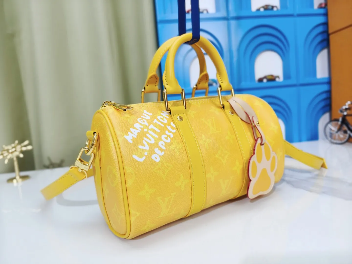 P260 upgraded original M46271 black flower M11645 gray flower blue, M11996 embossed blue M13166 yellow M12684 green pillow bag. This Keepall 25 handbag is made of Monogram Eclipse Reverse canvas, showing an elegant reinterpretation of Louis Vuitton's classic pattern. The reinforced straps and leather nameplate continue the iconic elements of the Keepall series, and the zipper closure keeps personal items safe and secure. Dimensions: 25.0 x 15.0 x 11.0cm (Length x Height x Width)