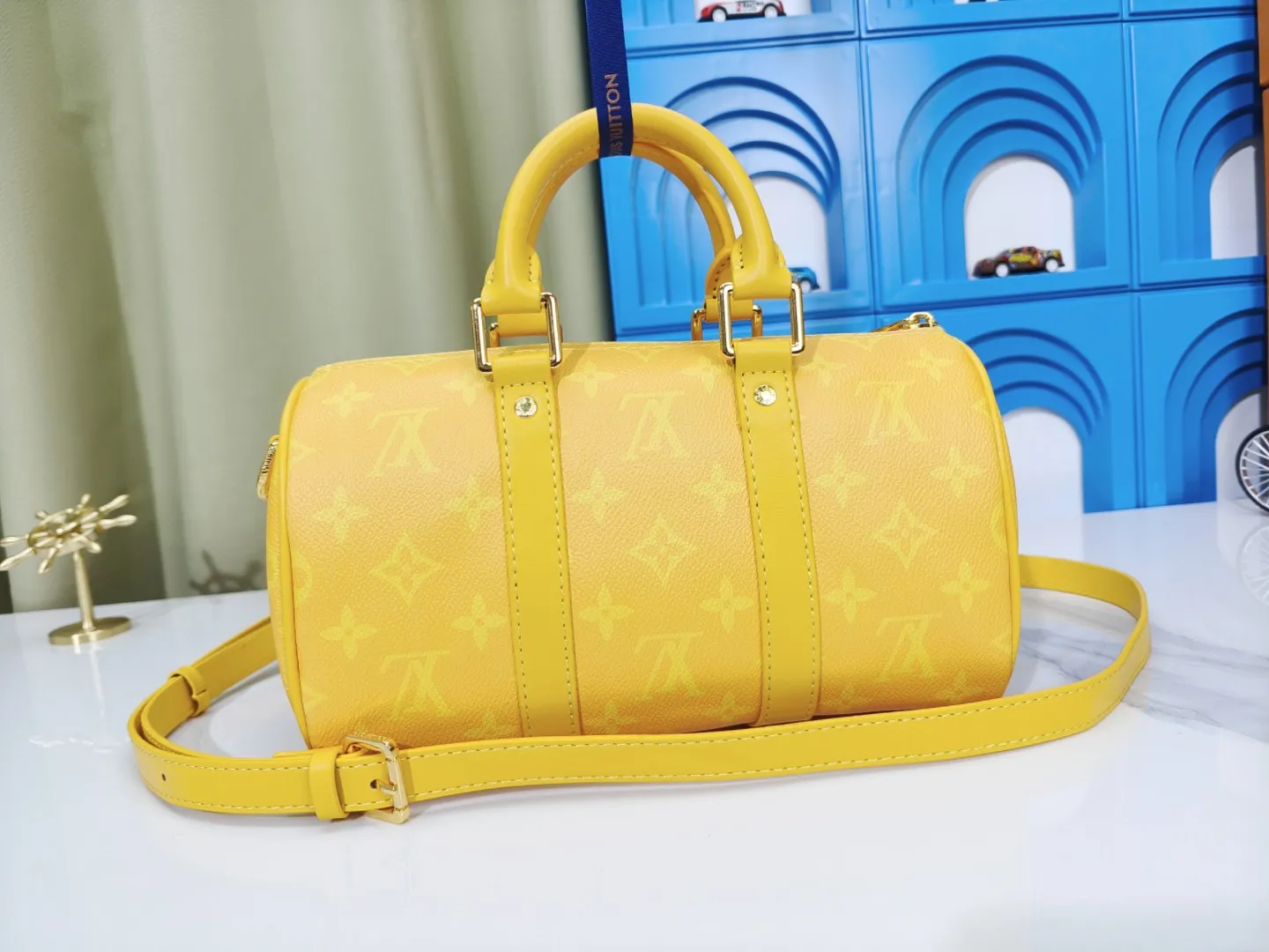 P260 upgraded original M46271 black flower M11645 gray flower blue, M11996 embossed blue M13166 yellow M12684 green pillow bag. This Keepall 25 handbag is made of Monogram Eclipse Reverse canvas, showing an elegant reinterpretation of Louis Vuitton's classic pattern. The reinforced straps and leather nameplate continue the iconic elements of the Keepall series, and the zipper closure keeps personal items safe and secure. Dimensions: 25.0 x 15.0 x 11.0cm (Length x Height x Width)