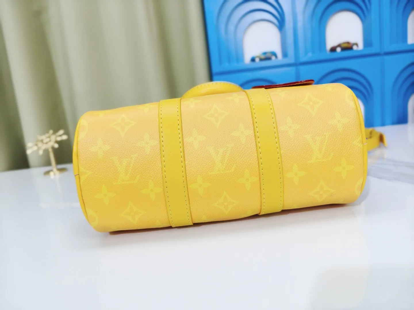 P260 upgraded original M46271 black flower M11645 gray flower blue, M11996 embossed blue M13166 yellow M12684 green pillow bag. This Keepall 25 handbag is made of Monogram Eclipse Reverse canvas, showing an elegant reinterpretation of Louis Vuitton's classic pattern. The reinforced straps and leather nameplate continue the iconic elements of the Keepall series, and the zipper closure keeps personal items safe and secure. Dimensions: 25.0 x 15.0 x 11.0cm (Length x Height x Width)