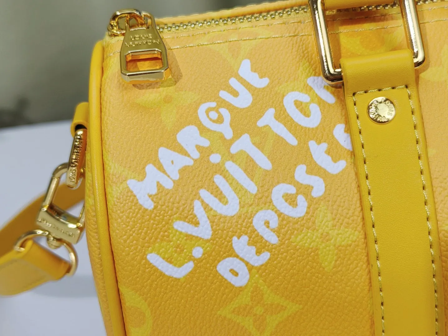 P260 upgraded original M46271 black flower M11645 gray flower blue, M11996 embossed blue M13166 yellow M12684 green pillow bag. This Keepall 25 handbag is made of Monogram Eclipse Reverse canvas, showing an elegant reinterpretation of Louis Vuitton's classic pattern. The reinforced straps and leather nameplate continue the iconic elements of the Keepall series, and the zipper closure keeps personal items safe and secure. Dimensions: 25.0 x 15.0 x 11.0cm (Length x Height x Width)