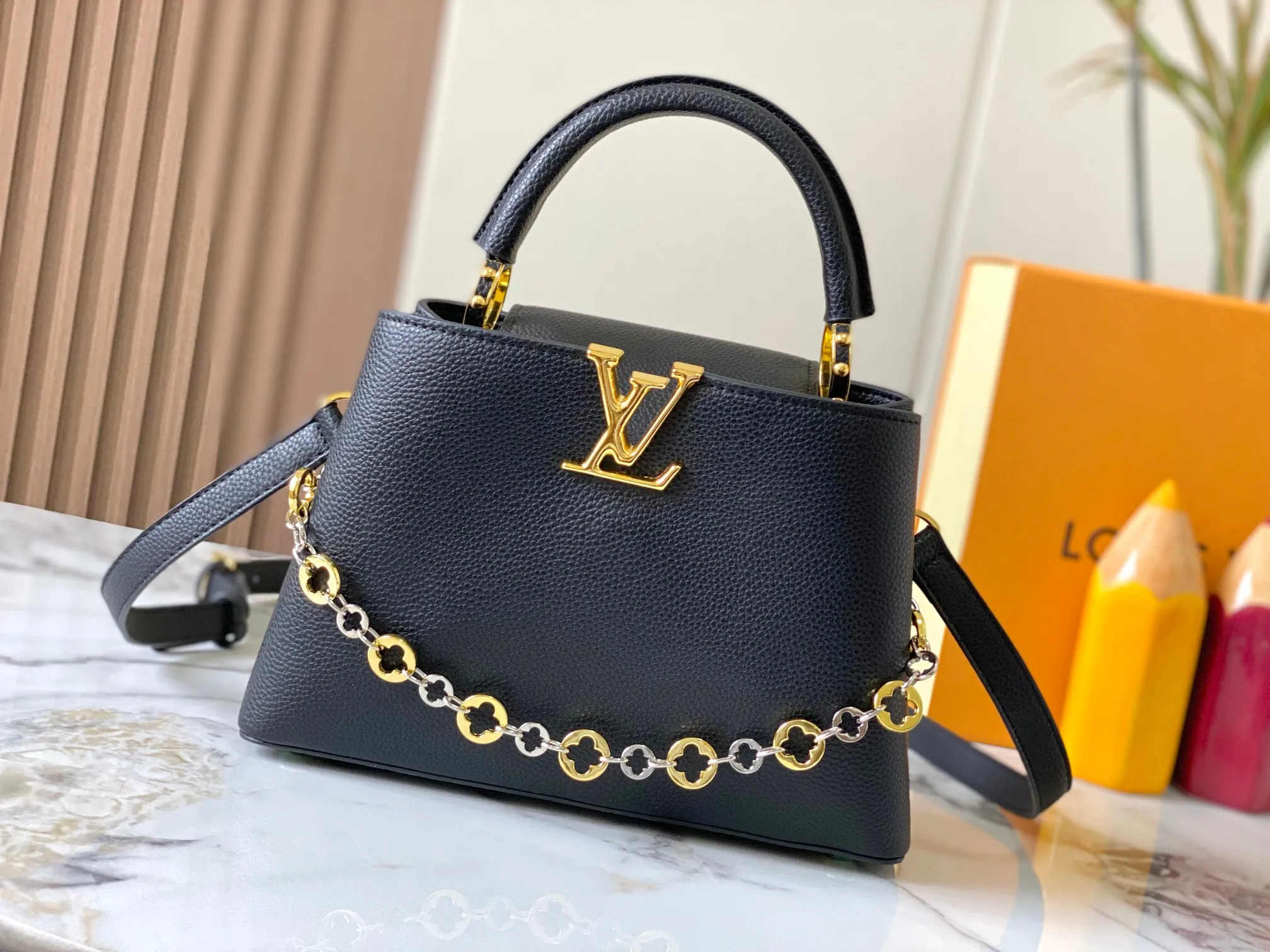 Top original P460 Guangzhou product 🇫🇷M12936 This CapucinesBB handbag is made of flexible Taurillon cow leather, with jewelry-style double-plated chains and Monogram floral elements to highlight the identity of the ChainOnYou series. The flip cover can be placed on both the inside and outside. The ample configuration and multiple inner pockets are convenient for storing daily needs. The round LV letters add ingenious details. Size:27×18×9cm
