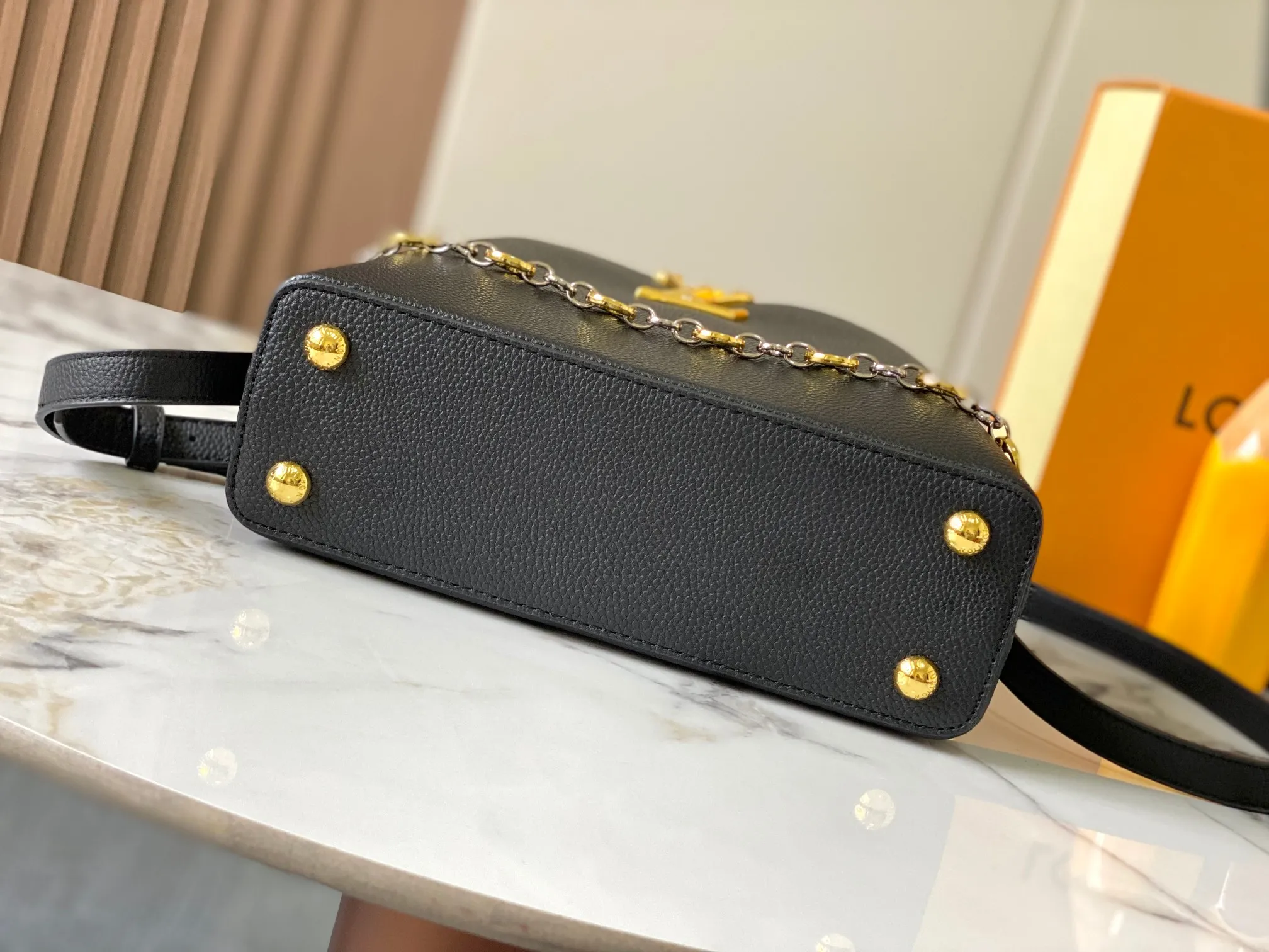 Top original P460 Guangzhou product 🇫🇷M12936 This CapucinesBB handbag is made of flexible Taurillon cow leather, with jewelry-style double-plated chains and Monogram floral elements to highlight the identity of the ChainOnYou series. The flip cover can be placed on both the inside and outside. The ample configuration and multiple inner pockets are convenient for storing daily needs. The round LV letters add ingenious details. Size:27×18×9cm