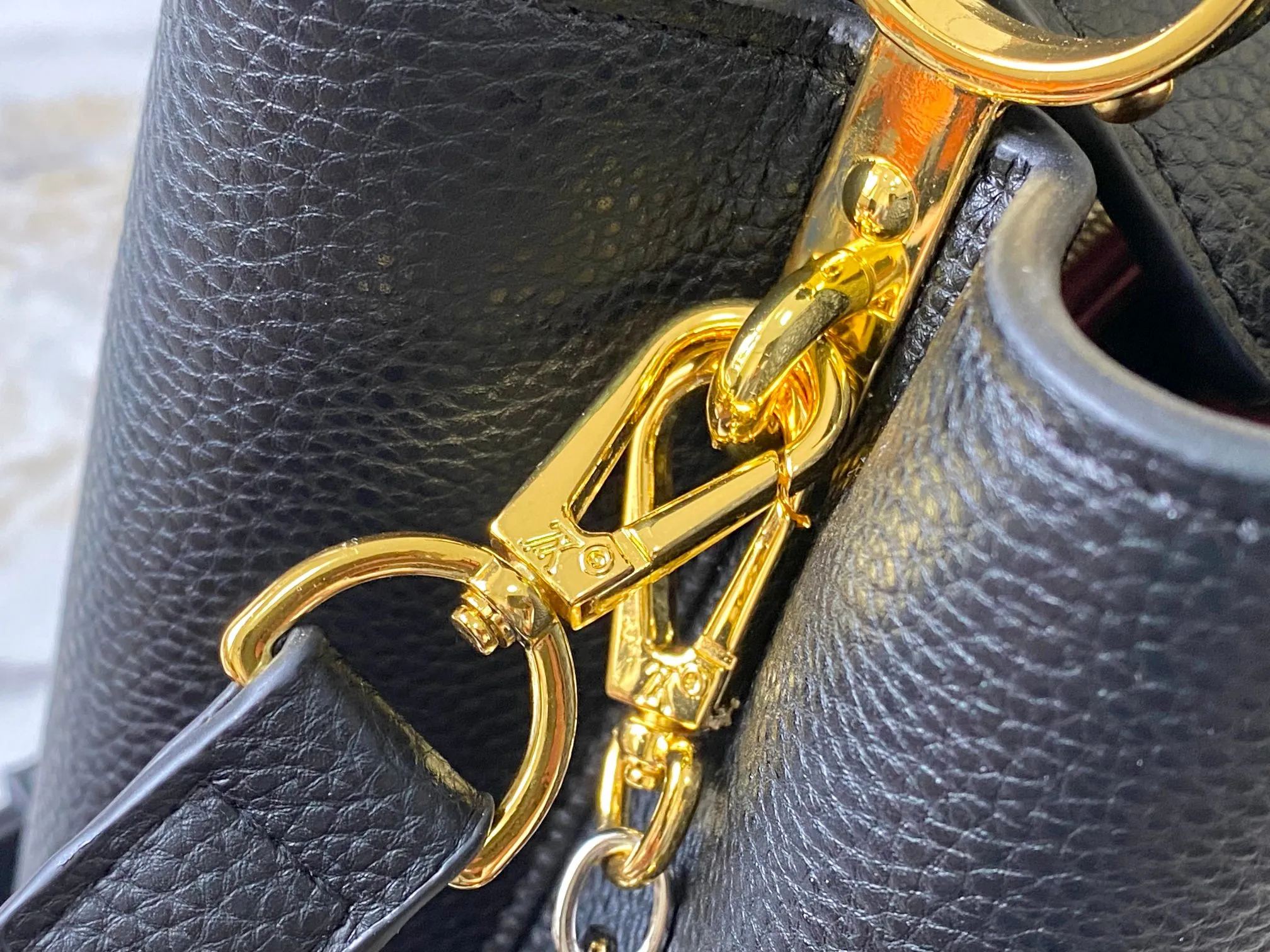 Top original P460 Guangzhou product 🇫🇷M12936 This CapucinesBB handbag is made of flexible Taurillon cow leather, with jewelry-style double-plated chains and Monogram floral elements to highlight the identity of the ChainOnYou series. The flip cover can be placed on both the inside and outside. The ample configuration and multiple inner pockets are convenient for storing daily needs. The round LV letters add ingenious details. Size:27×18×9cm