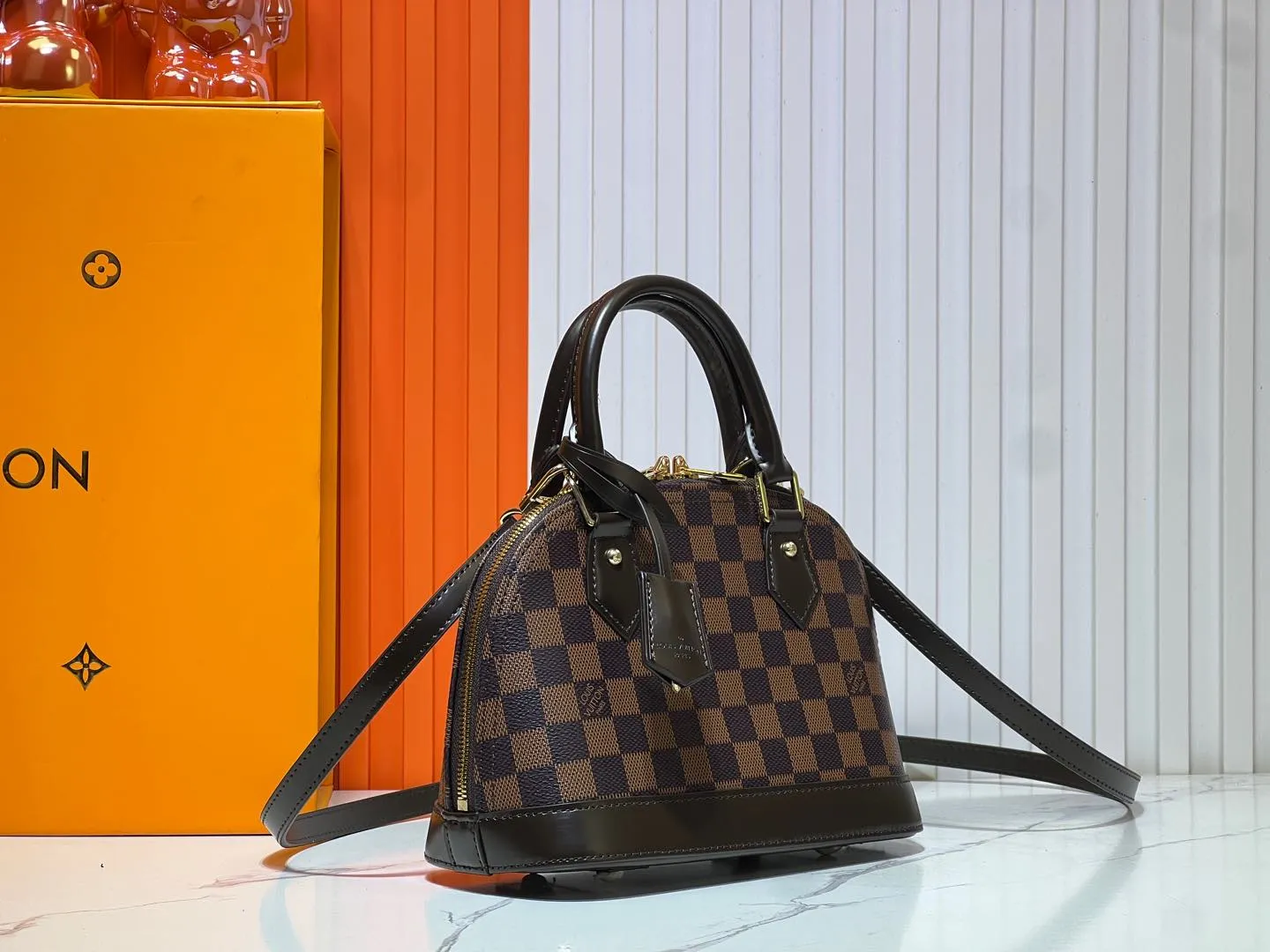 Batch 260💰Upgraded version N41221 Brown M53152 Presbyopia This charming Alma BB handbag is derived from the classic Louis Vuitton bag designed in 1934. Iconic elements give this Monogram canvas bag a classic elegance: padlock and key charm, Toron handle and refined leather key holder. Features a detachable shoulder strap for cross-body wear. Dimensions: 23.5 x 17.5 x 11.5 cm (length x height x width)