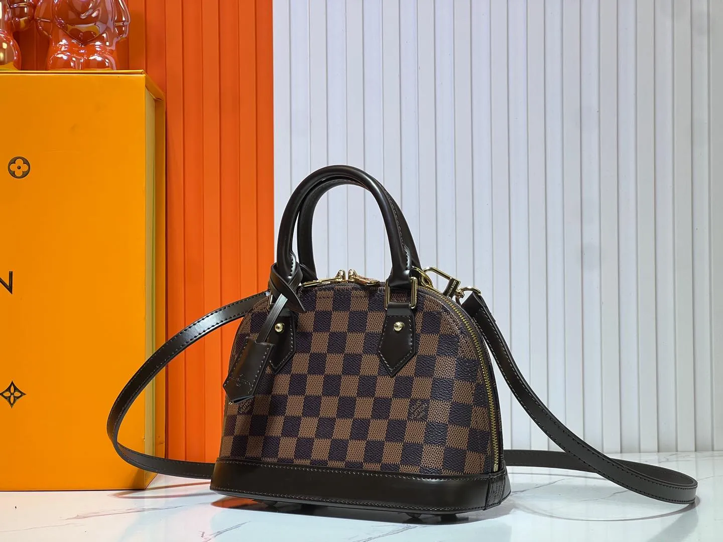 Batch 260💰Upgraded version N41221 Brown M53152 Presbyopia This charming Alma BB handbag is derived from the classic Louis Vuitton bag designed in 1934. Iconic elements give this Monogram canvas bag a classic elegance: padlock and key charm, Toron handle and refined leather key holder. Features a detachable shoulder strap for cross-body wear. Dimensions: 23.5 x 17.5 x 11.5 cm (length x height x width)