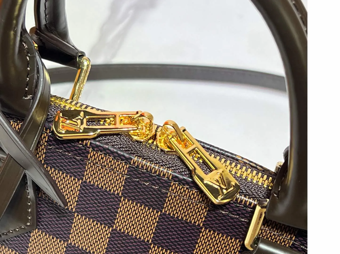 Batch 260💰Upgraded version N41221 Brown M53152 Presbyopia This charming Alma BB handbag is derived from the classic Louis Vuitton bag designed in 1934. Iconic elements give this Monogram canvas bag a classic elegance: padlock and key charm, Toron handle and refined leather key holder. Features a detachable shoulder strap for cross-body wear. Dimensions: 23.5 x 17.5 x 11.5 cm (length x height x width)
