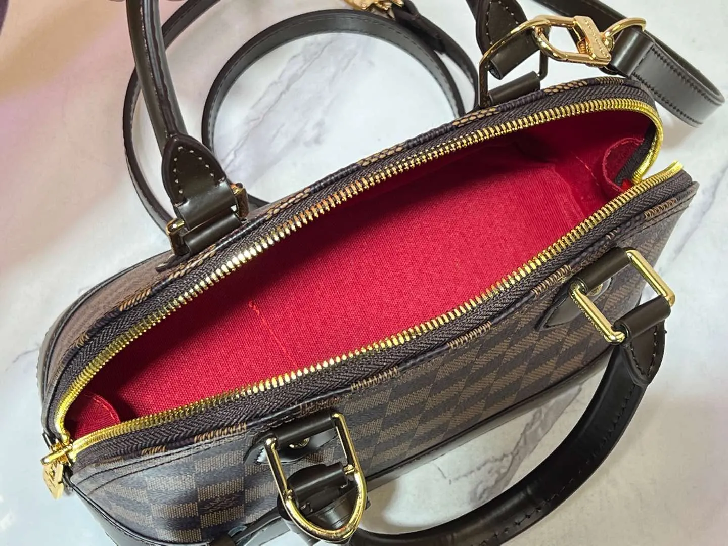 Batch 260💰Upgraded version N41221 Brown M53152 Presbyopia This charming Alma BB handbag is derived from the classic Louis Vuitton bag designed in 1934. Iconic elements give this Monogram canvas bag a classic elegance: padlock and key charm, Toron handle and refined leather key holder. Features a detachable shoulder strap for cross-body wear. Dimensions: 23.5 x 17.5 x 11.5 cm (length x height x width)