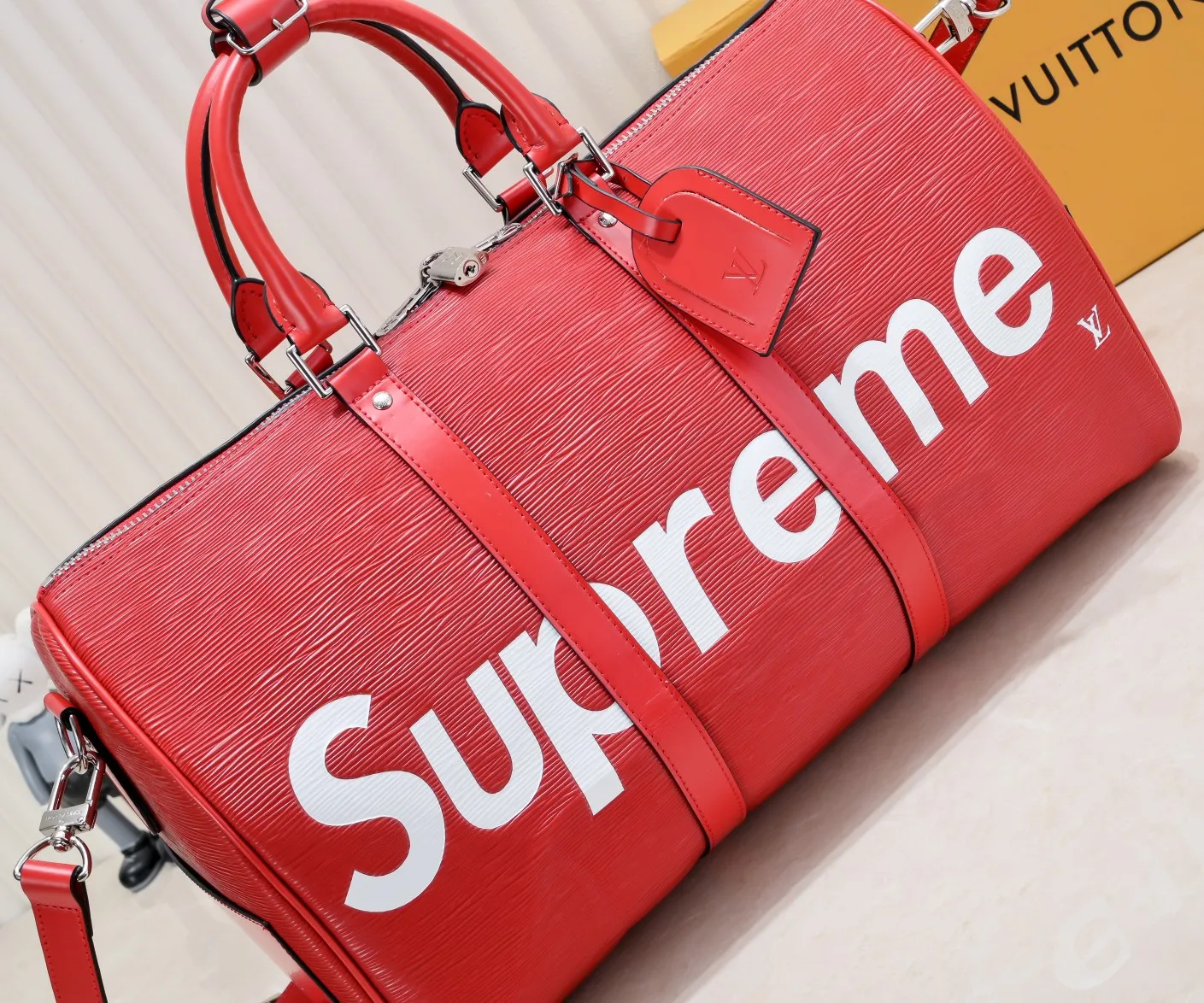 P420 Actual shot of two-layer cowhide supreme keepall travel bag 45cm 41418 M41416 M53419 super hot 🔥 The Louis Vuitton~supreme travel bag that you have been waiting for for a long time. A joint collaboration between the first-line international brand Louis Vuitton and the first-line street brand. The keppall 45cm travel bag made of EPl water-corrugated cowhide. The bag in this joint series is the most eye-catching For the L family, this style can be said to be a breakthrough. The style is unique and lively, making the classic design show a different charm. size 45x27x20cm