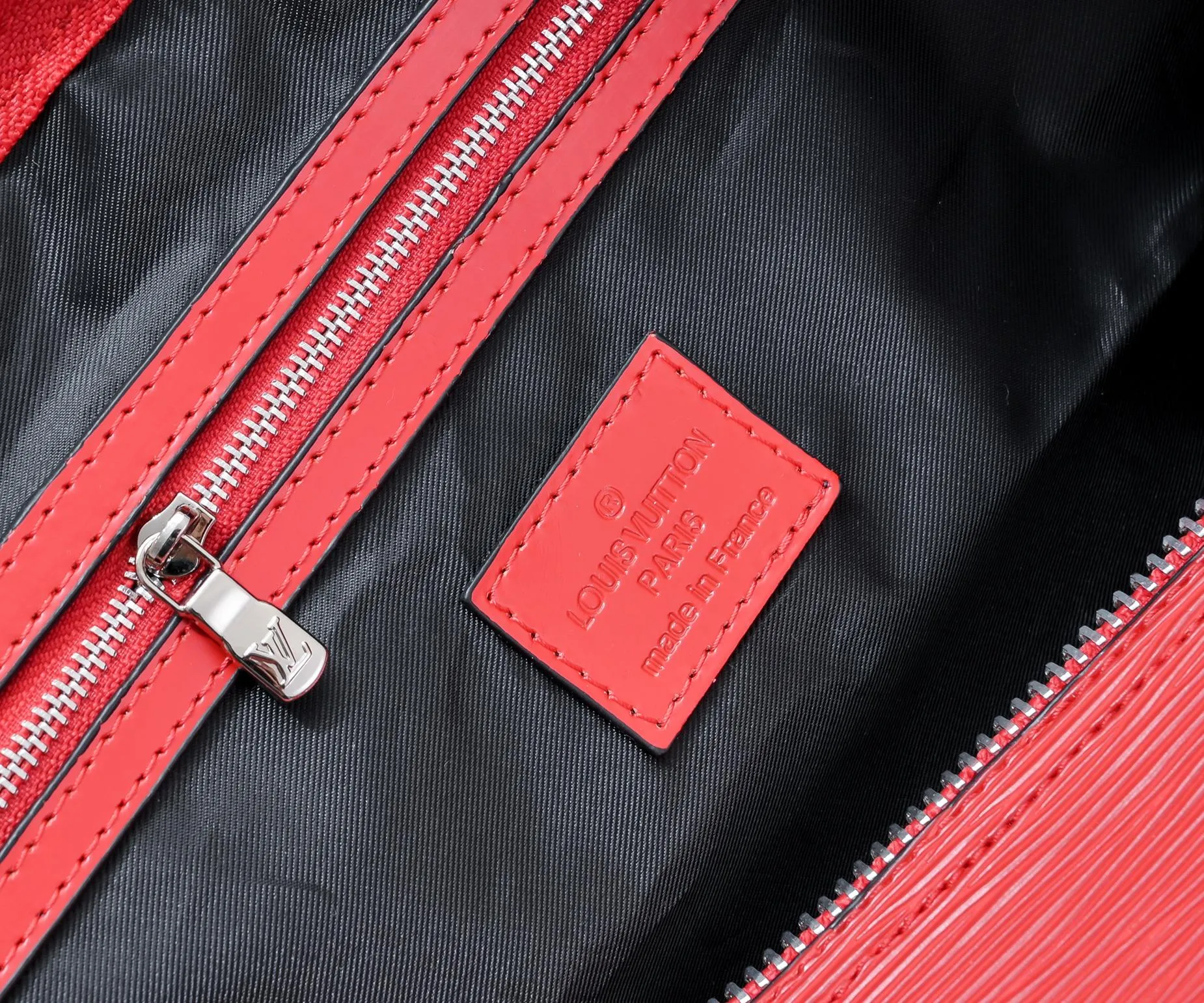 P420 Actual shot of two-layer cowhide supreme keepall travel bag 45cm 41418 M41416 M53419 super hot 🔥 The Louis Vuitton~supreme travel bag that you have been waiting for for a long time. A joint collaboration between the first-line international brand Louis Vuitton and the first-line street brand. The keppall 45cm travel bag made of EPl water-corrugated cowhide. The bag in this joint series is the most eye-catching For the L family, this style can be said to be a breakthrough. The style is unique and lively, making the classic design show a different charm. size 45x27x20cm