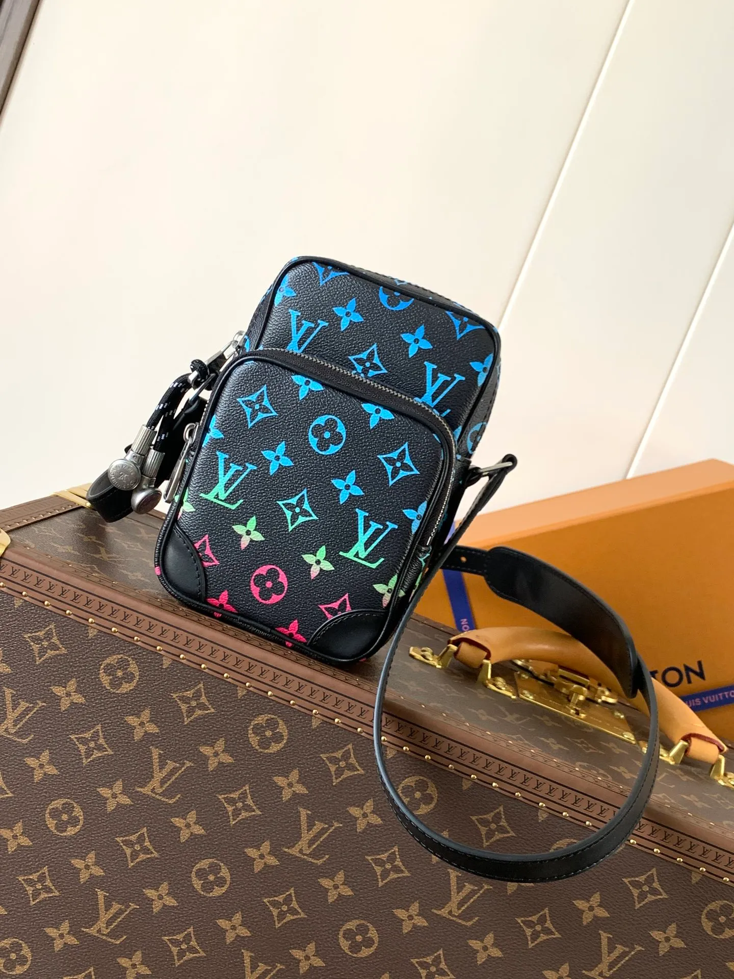 💰1080 Top Original M13898 Top Original Transcoding Chip 163C In his latest collection, Pharrell Williams reinvents the Amazone crossbody bag from the 1980s, updating it with luxurious details. Select soft cow leather and cover it with Monogram printing. The leather texture is like vintage Monogram canvas. The bag is embellished with a pearl zipper and paired with a detachable Louis Vuitton metal hangtag, which is reminiscent of the nameplate on the brand's vintage luggage. 14.5 Half-length strap adjustable to: 58.0 cm