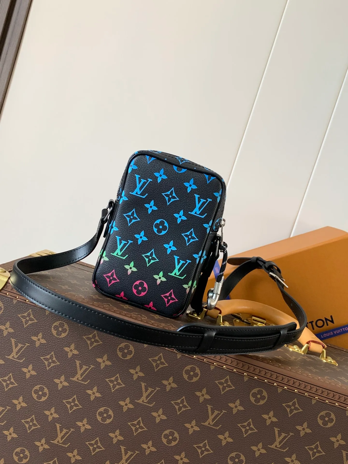 💰1080 Top Original M13898 Top Original Transcoding Chip 163C In his latest collection, Pharrell Williams reinvents the Amazone crossbody bag from the 1980s, updating it with luxurious details. Select soft cow leather and cover it with Monogram printing. The leather texture is like vintage Monogram canvas. The bag is embellished with a pearl zipper and paired with a detachable Louis Vuitton metal hangtag, which is reminiscent of the nameplate on the brand's vintage luggage. 14.5 Half-length strap adjustable to: 58.0 cm