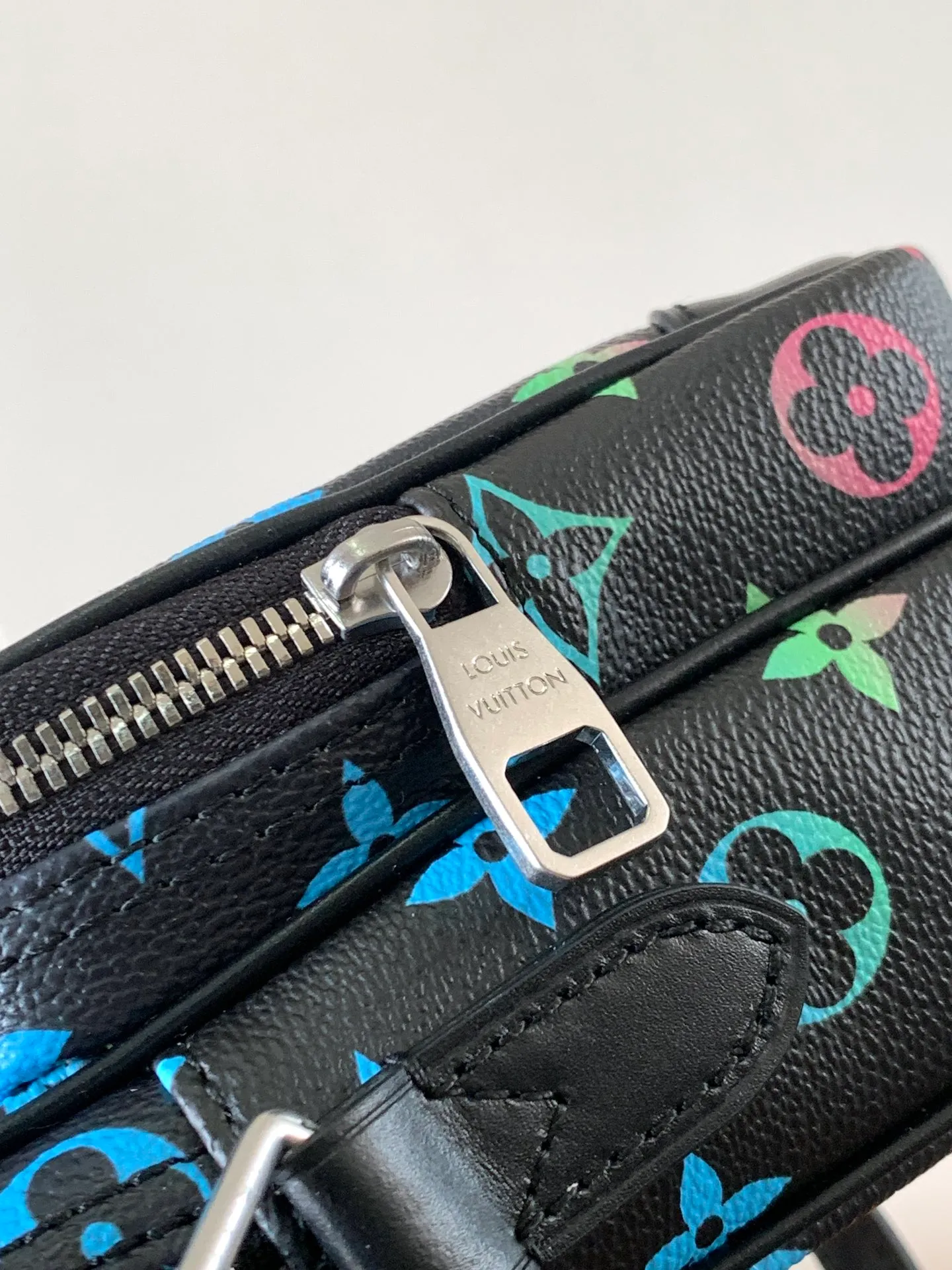 💰1080 Top Original M13898 Top Original Transcoding Chip 163C In his latest collection, Pharrell Williams reinvents the Amazone crossbody bag from the 1980s, updating it with luxurious details. Select soft cow leather and cover it with Monogram printing. The leather texture is like vintage Monogram canvas. The bag is embellished with a pearl zipper and paired with a detachable Louis Vuitton metal hangtag, which is reminiscent of the nameplate on the brand's vintage luggage. 14.5 Half-length strap adjustable to: 58.0 cm