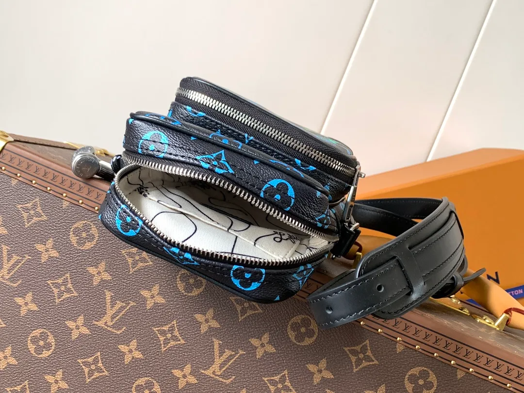 💰1080 Top Original M13898 Top Original Transcoding Chip 163C In his latest collection, Pharrell Williams reinvents the Amazone crossbody bag from the 1980s, updating it with luxurious details. Select soft cow leather and cover it with Monogram printing. The leather texture is like vintage Monogram canvas. The bag is embellished with a pearl zipper and paired with a detachable Louis Vuitton metal hangtag, which is reminiscent of the nameplate on the brand's vintage luggage. 14.5 Half-length strap adjustable to: 58.0 cm