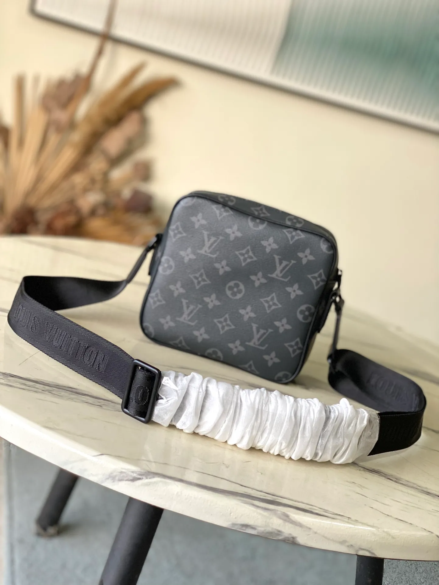 💰1020 Top original order M12518 This Getaway messenger bag has the delicate Monogram embossing of Monogram Shadow leather, and its compact configuration allows for easy conversion between a messenger bag and a clutch. The front flap pocket is equipped with an LV metal buckle, and the wide adjustable fabric shoulder strap makes it easy to carry on the shoulder or cross-body. Dimensions: 18 × 17 × 7.8 cm