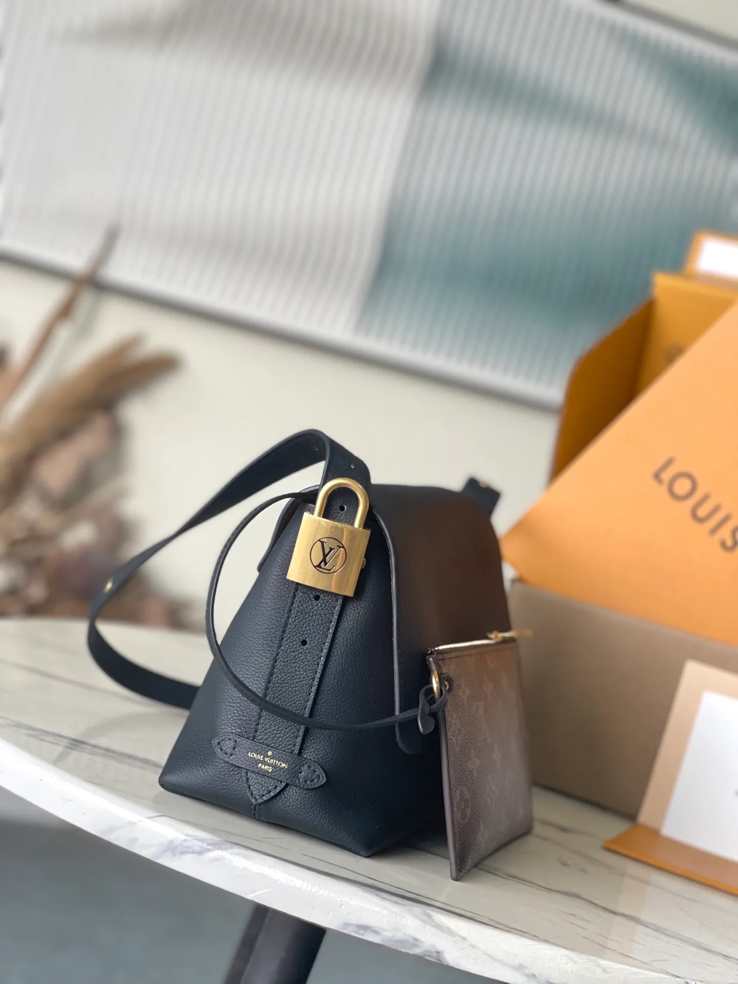💰1280 (top-grain leather) Top-quality original M13148 The classic Low Key series ingeniously presents a new flip cover: This Low Key Messenger handbag is made of soft cow leather, with an old metal padlock to create a retro style. The adjustable handle unlocks a variety of carrying possibilities, and comes with a removable Monogram canvas zippered inner bag. Dimensions: 30 × 18 × 12 cm
