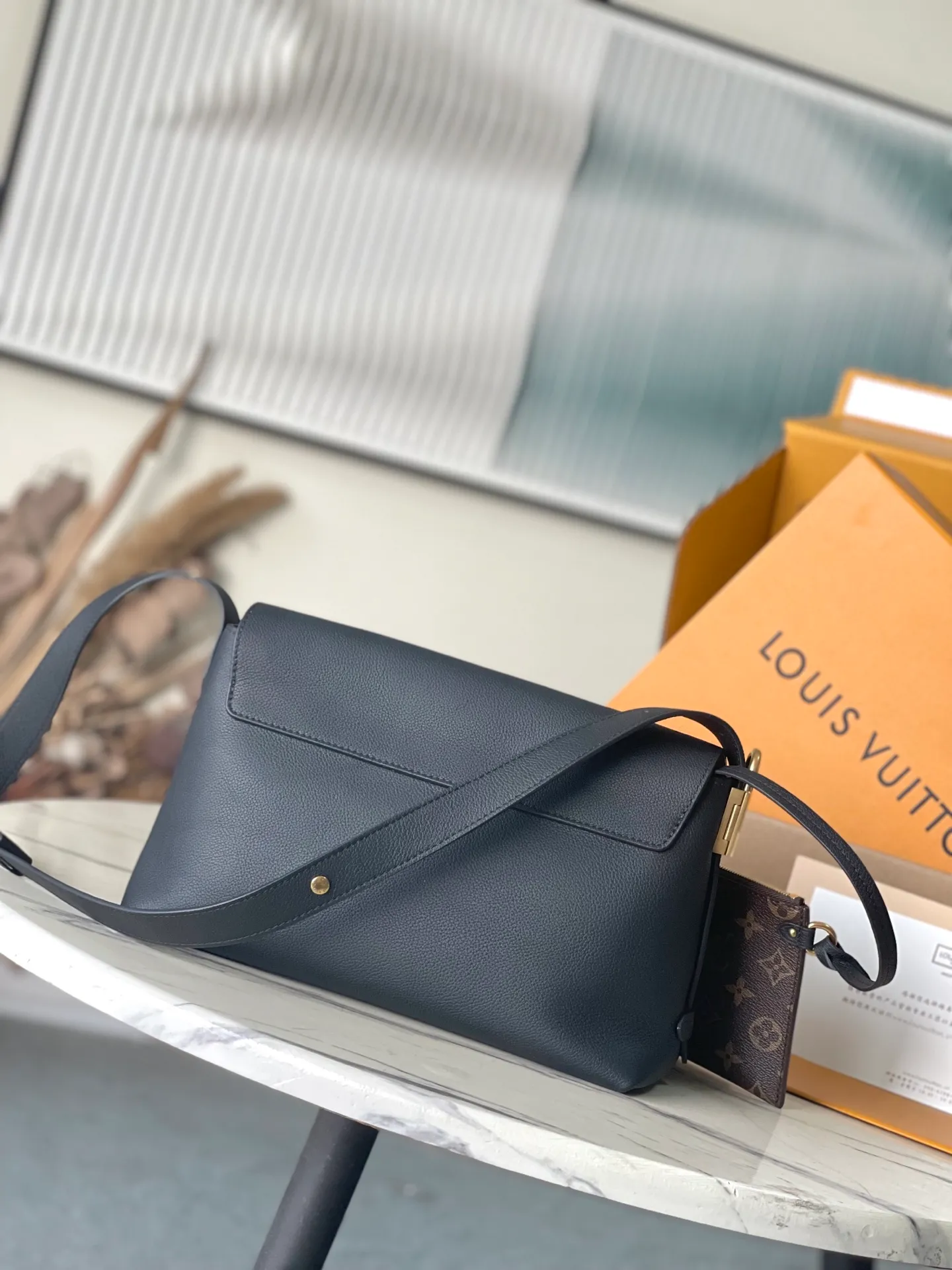💰1280 (top-grain leather) Top-quality original M13148 The classic Low Key series ingeniously presents a new flip cover: This Low Key Messenger handbag is made of soft cow leather, with an old metal padlock to create a retro style. The adjustable handle unlocks a variety of carrying possibilities, and comes with a removable Monogram canvas zippered inner bag. Dimensions: 30 × 18 × 12 cm