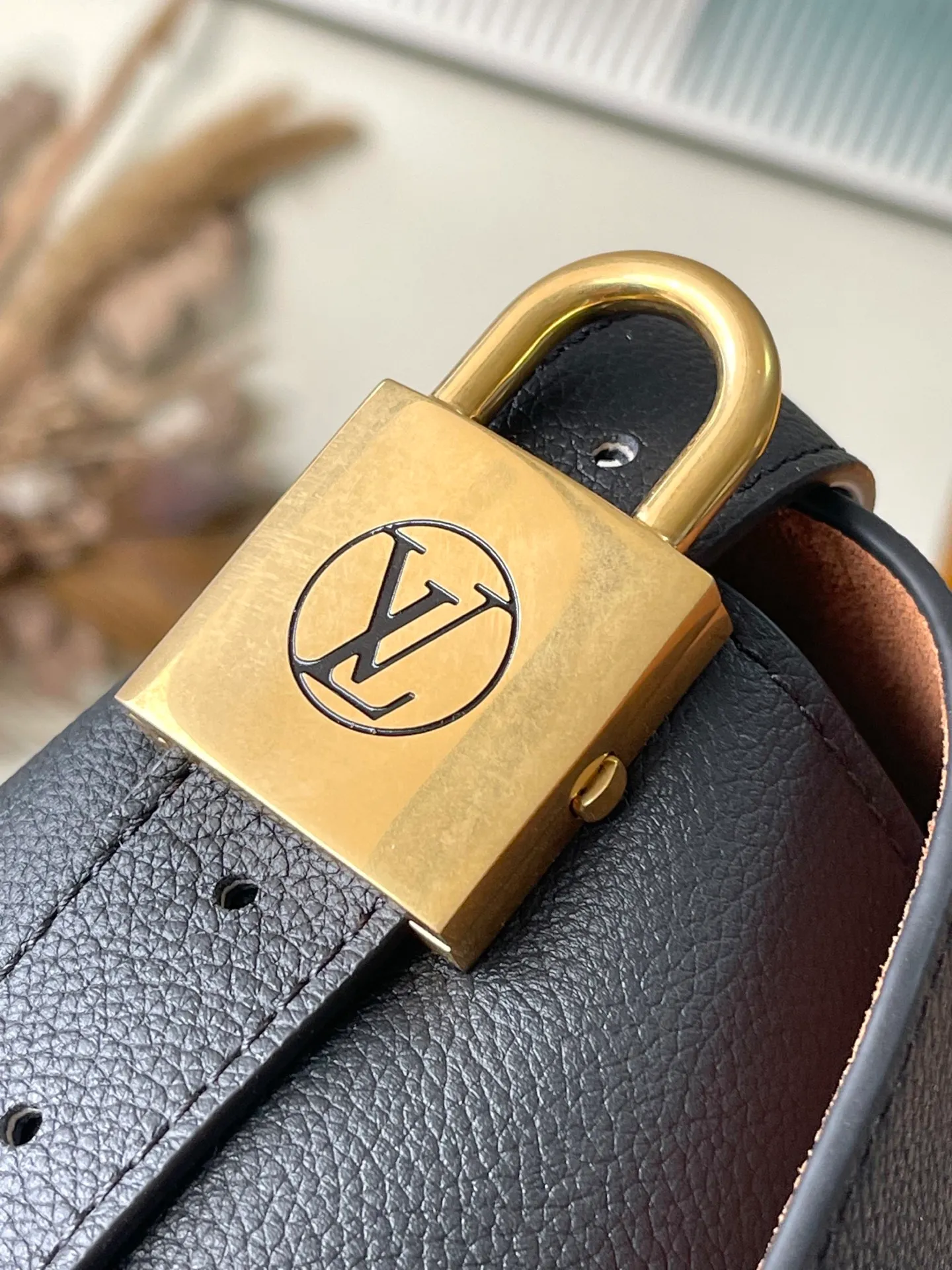 💰1280 (top-grain leather) Top-quality original M13148 The classic Low Key series ingeniously presents a new flip cover: This Low Key Messenger handbag is made of soft cow leather, with an old metal padlock to create a retro style. The adjustable handle unlocks a variety of carrying possibilities, and comes with a removable Monogram canvas zippered inner bag. Dimensions: 30 × 18 × 12 cm