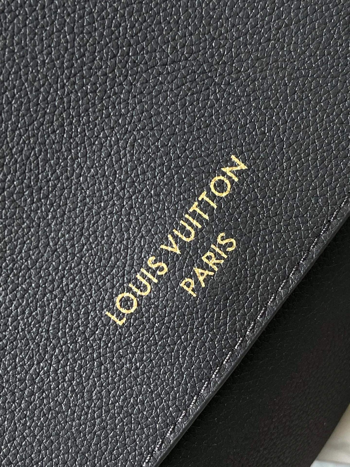 💰1280 (top-grain leather) Top-quality original M13148 The classic Low Key series ingeniously presents a new flip cover: This Low Key Messenger handbag is made of soft cow leather, with an old metal padlock to create a retro style. The adjustable handle unlocks a variety of carrying possibilities, and comes with a removable Monogram canvas zippered inner bag. Dimensions: 30 × 18 × 12 cm