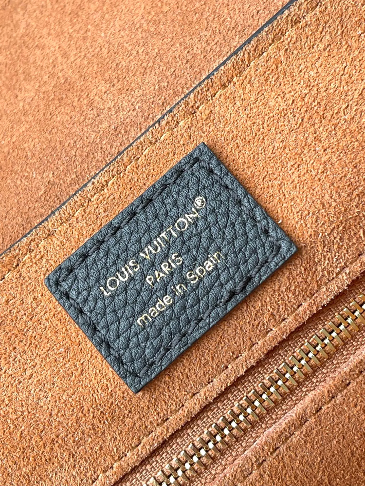 💰1280 (top-grain leather) Top-quality original M13148 The classic Low Key series ingeniously presents a new flip cover: This Low Key Messenger handbag is made of soft cow leather, with an old metal padlock to create a retro style. The adjustable handle unlocks a variety of carrying possibilities, and comes with a removable Monogram canvas zippered inner bag. Dimensions: 30 × 18 × 12 cm