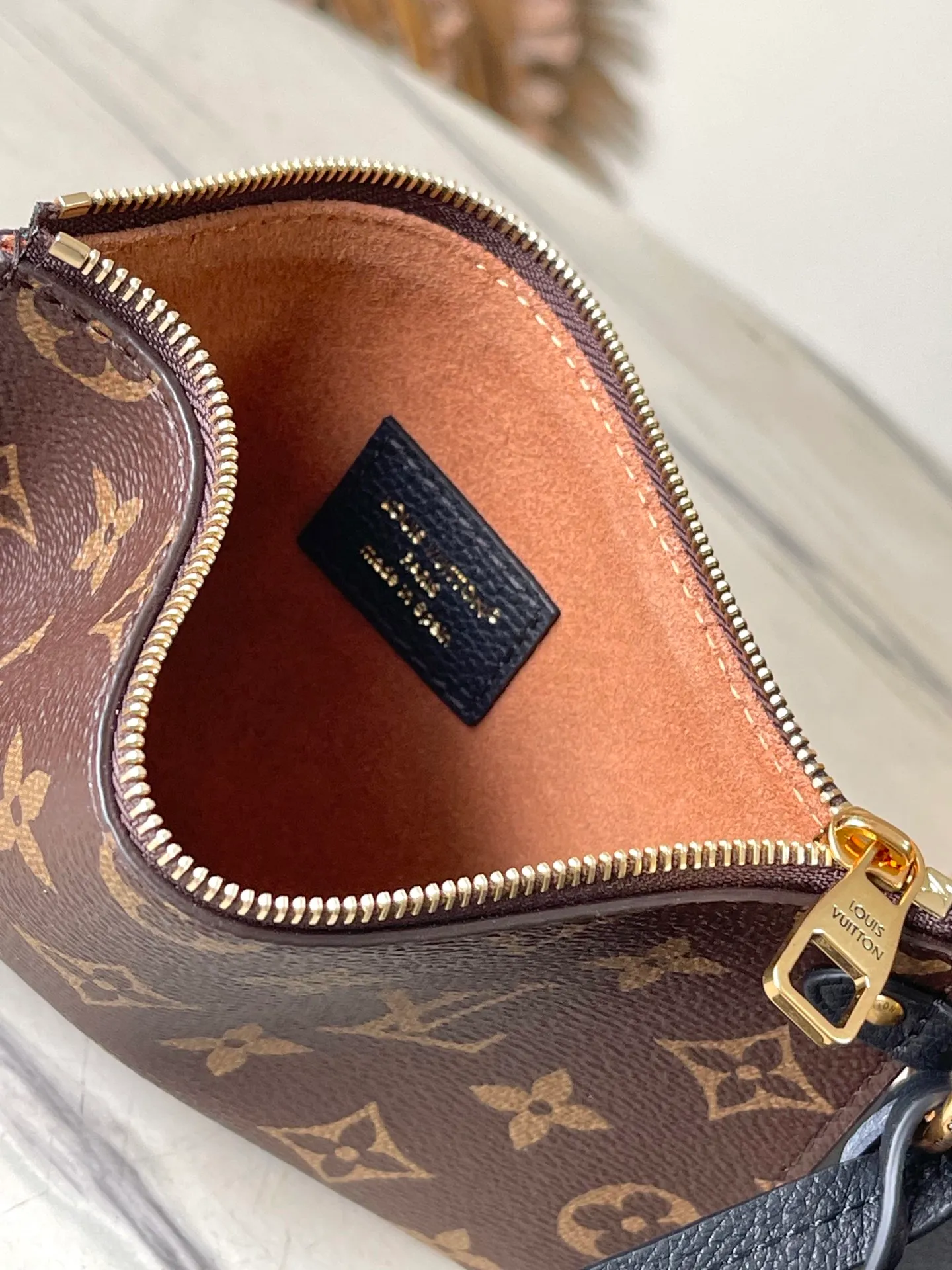 💰1280 (top-grain leather) Top-quality original M13148 The classic Low Key series ingeniously presents a new flip cover: This Low Key Messenger handbag is made of soft cow leather, with an old metal padlock to create a retro style. The adjustable handle unlocks a variety of carrying possibilities, and comes with a removable Monogram canvas zippered inner bag. Dimensions: 30 × 18 × 12 cm