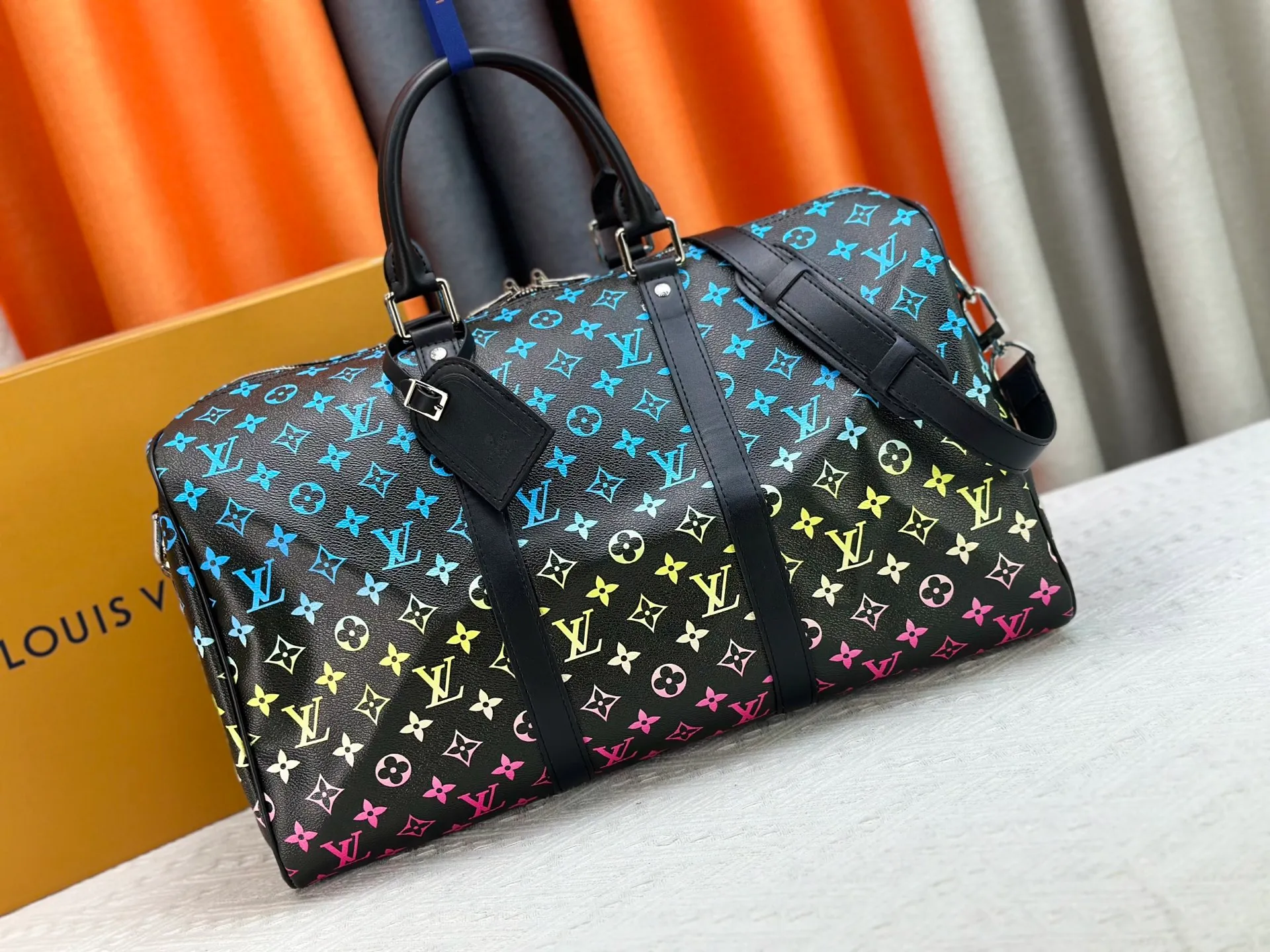 P340 M41418 M13915 upgraded original version new "louis vuitton" Iv travel bag louis vuitton Spacious capacity and adjustable shoulder straps are suitable for work, leisure or travel. High-definition hardware logo and interior compartments! Special lining. Smooth zipper, exquisite workmanship, every detail is in place! A must-have for men. Size: 45x27x20cm