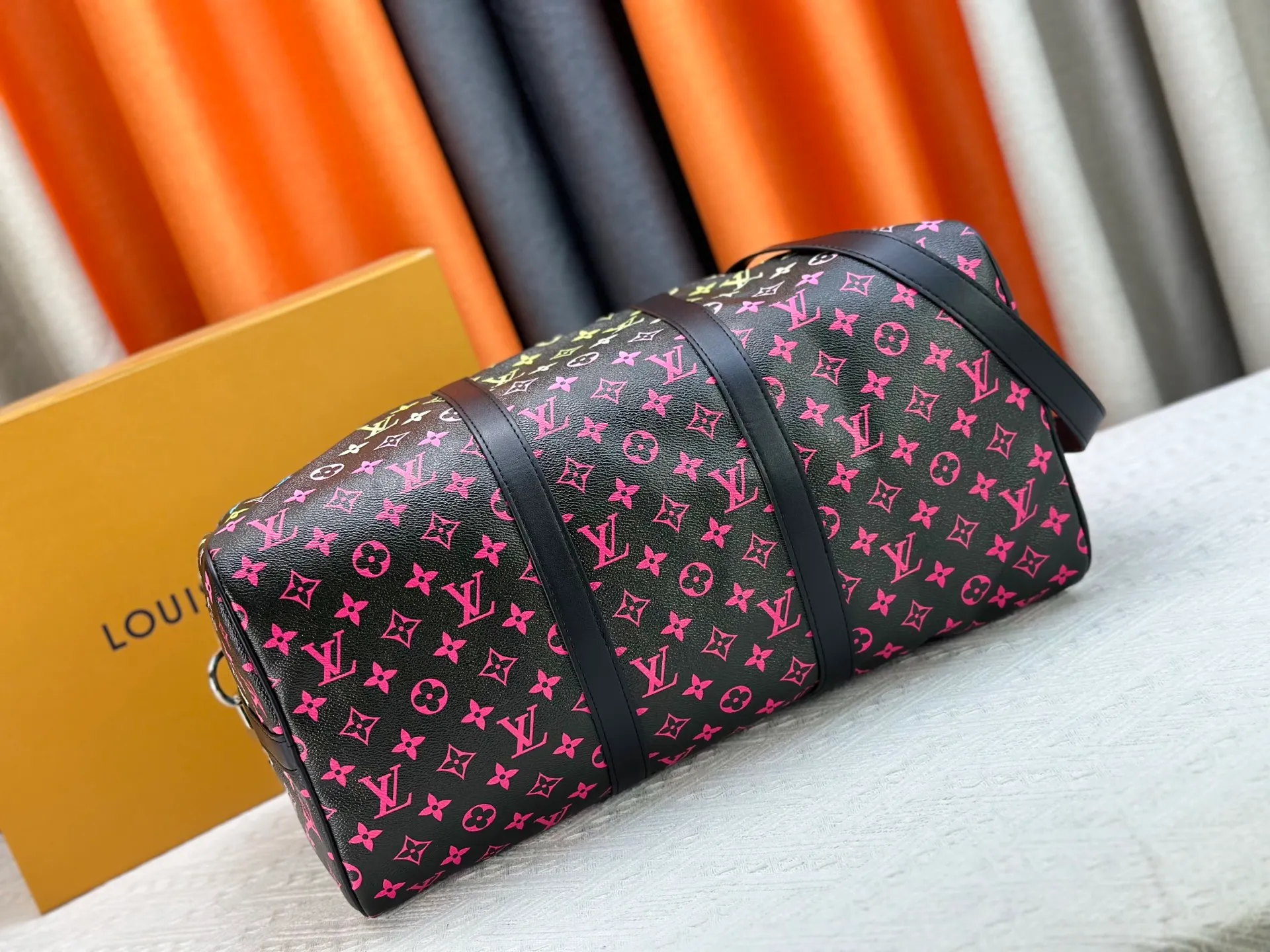 P340 M41418 M13915 upgraded original version new "louis vuitton" Iv travel bag louis vuitton Spacious capacity and adjustable shoulder straps are suitable for work, leisure or travel. High-definition hardware logo and interior compartments! Special lining. Smooth zipper, exquisite workmanship, every detail is in place! A must-have for men. Size: 45x27x20cm