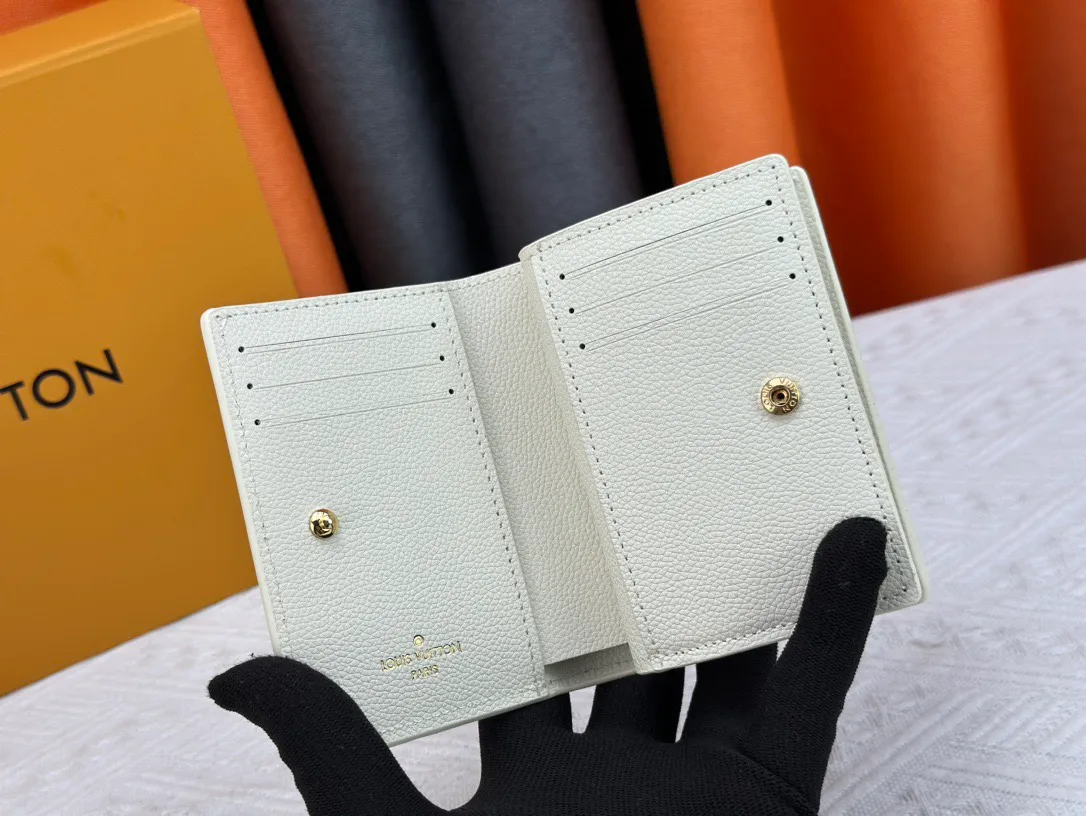 P170 LV top replica M80152 This Cléa wallet is made of Monogram Empreinte soft grained cowhide, embellished with Louis Vuitton's iconic Monogram embossed pattern. It has a stylish design, is exquisite and compact but has a spacious capacity. It is equipped with an external patch pocket, zipper coin pocket, banknote compartment and six credit card slots. Dimensions: 12 x 9 x 3.5 cm (length x height x width