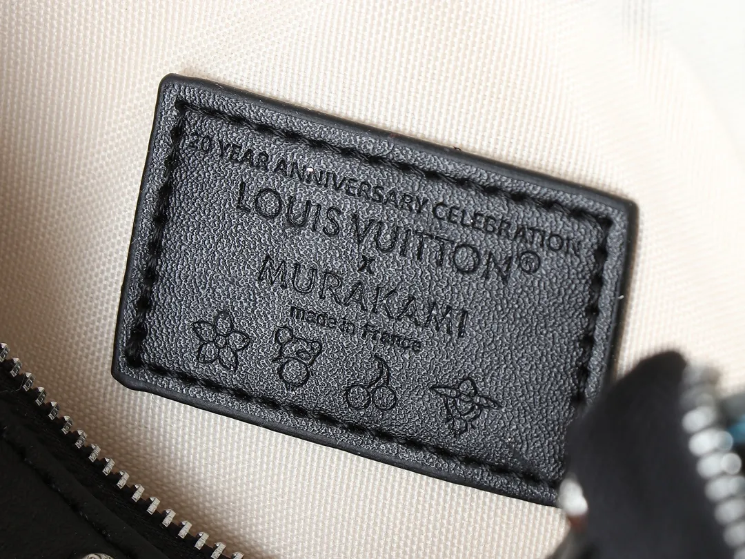 💰200💰Upgraded original M13663 M13404 M13440 M92649 This Pochette Accessoires handbag is made of coated canvas, with colorful Monogram patterns to interpret the smart style of the Louis Vuitton x Murakami cross-border collaboration series. Calf leather trim and dazzling hardware add to the sophisticated details, while the detachable shoulder strap and chain allow for flexible carry. Dimensions: 22.0 x 13.0 x 4.0 cm (length x height x width)