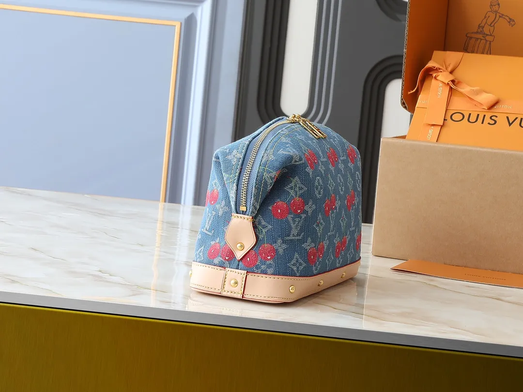 💰260💰Upgraded from the original M13893 M24317 M46458 This large cosmetic bag is made of Monogram denim and uses a cute cherry embroidery pattern to convey the vitality and interest of the Louis Vuitton x Takashi Murakami replica series. Metal rivets add an irreverent edge to the leather trim, while the wide zipper opening and removable, washable lining are functional. Dimensions: 27.0 x 18.0 x 9.0 cm (length x height x width)