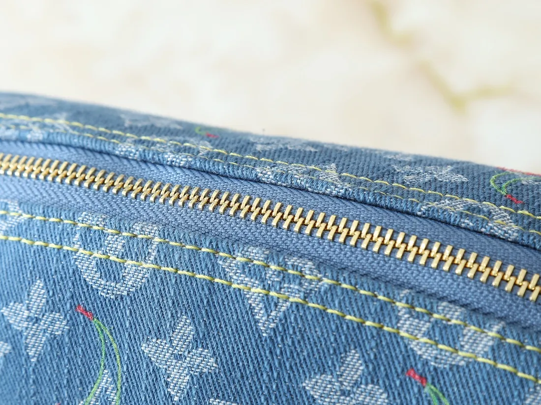 💰260💰Upgraded from the original M13893 M24317 M46458 This large cosmetic bag is made of Monogram denim and uses a cute cherry embroidery pattern to convey the vitality and interest of the Louis Vuitton x Takashi Murakami replica series. Metal rivets add an irreverent edge to the leather trim, while the wide zipper opening and removable, washable lining are functional. Dimensions: 27.0 x 18.0 x 9.0 cm (length x height x width)