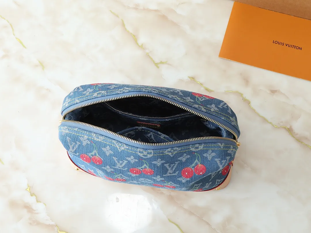 💰260💰Upgraded from the original M13893 M24317 M46458 This large cosmetic bag is made of Monogram denim and uses a cute cherry embroidery pattern to convey the vitality and interest of the Louis Vuitton x Takashi Murakami replica series. Metal rivets add an irreverent edge to the leather trim, while the wide zipper opening and removable, washable lining are functional. Dimensions: 27.0 x 18.0 x 9.0 cm (length x height x width)