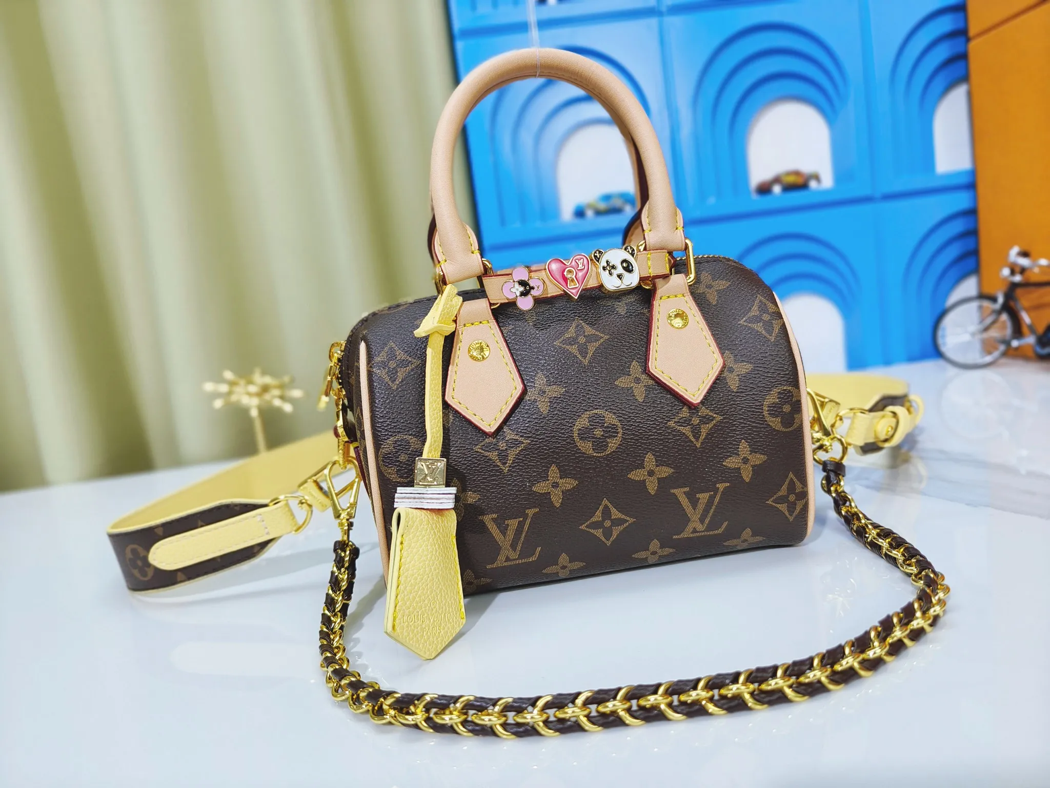P260💰 Upgraded from the original m24606 black flower m46970 presbyopic m24605 green leather m24598 purple leather m24474 white flower m24605 blue leather 2024 China Qixi Festival limited speedy18, to meet daily needs with exquisite and compact accessories that can be worn in multiple ways, plus a detachable chain strap to achieve a comfortable shoulder-carrying experience. Dimensions: 18.0x12.5x11.0 (length x height x width)