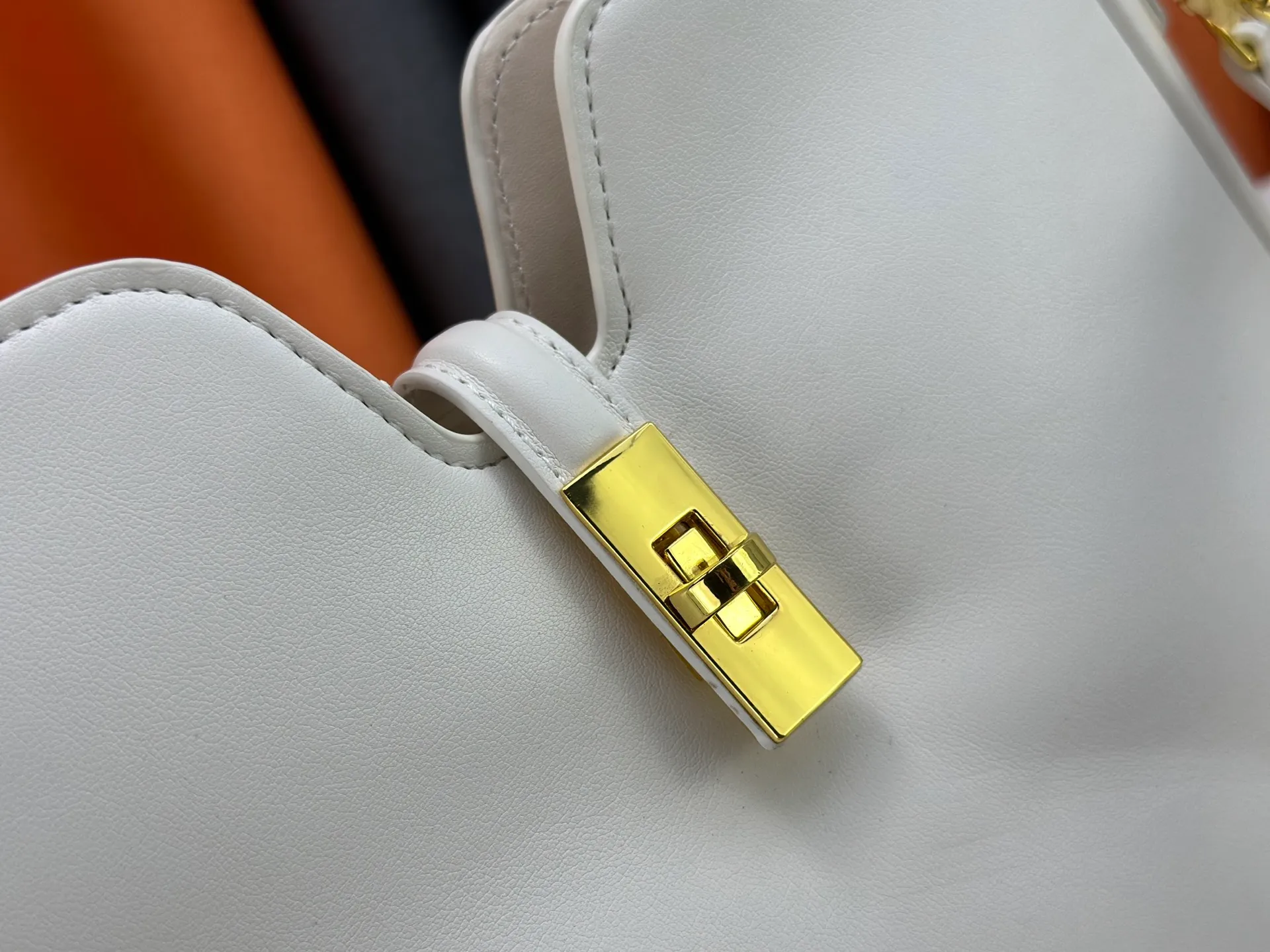 P300 small size M120693 M119563 Louis Vuitton's new style has quietly returned to the minimalist elegance. This new design has soft lines and uses the Hobo outline to outline a casual sense of calmness. This is a bag that deliberately attracts attention and captures people's hearts with its low-key and restrained charm. Internal zipper pocket Size: small 24.5x21.5x5cm large 36×29.5×7cm