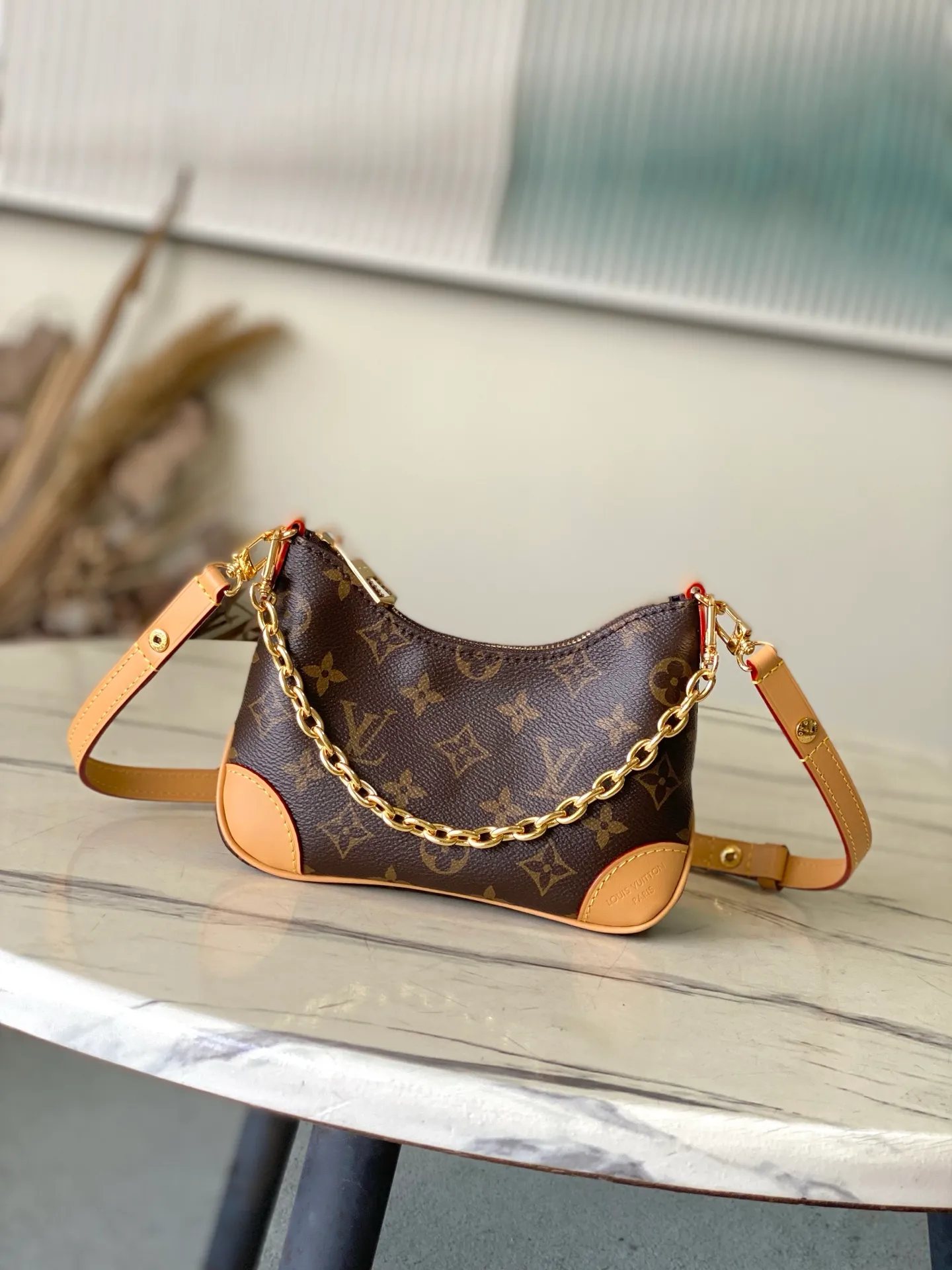 💰740 Top Original M25519 Boulogne Mini handbag is made of classic Monogram canvas. The shoulder strap can be worn on the shoulder or cross-body. It can be removed to transform into a chain bag or a clutch. 20.0x 14.5x 7.0 cm (length x height x width)