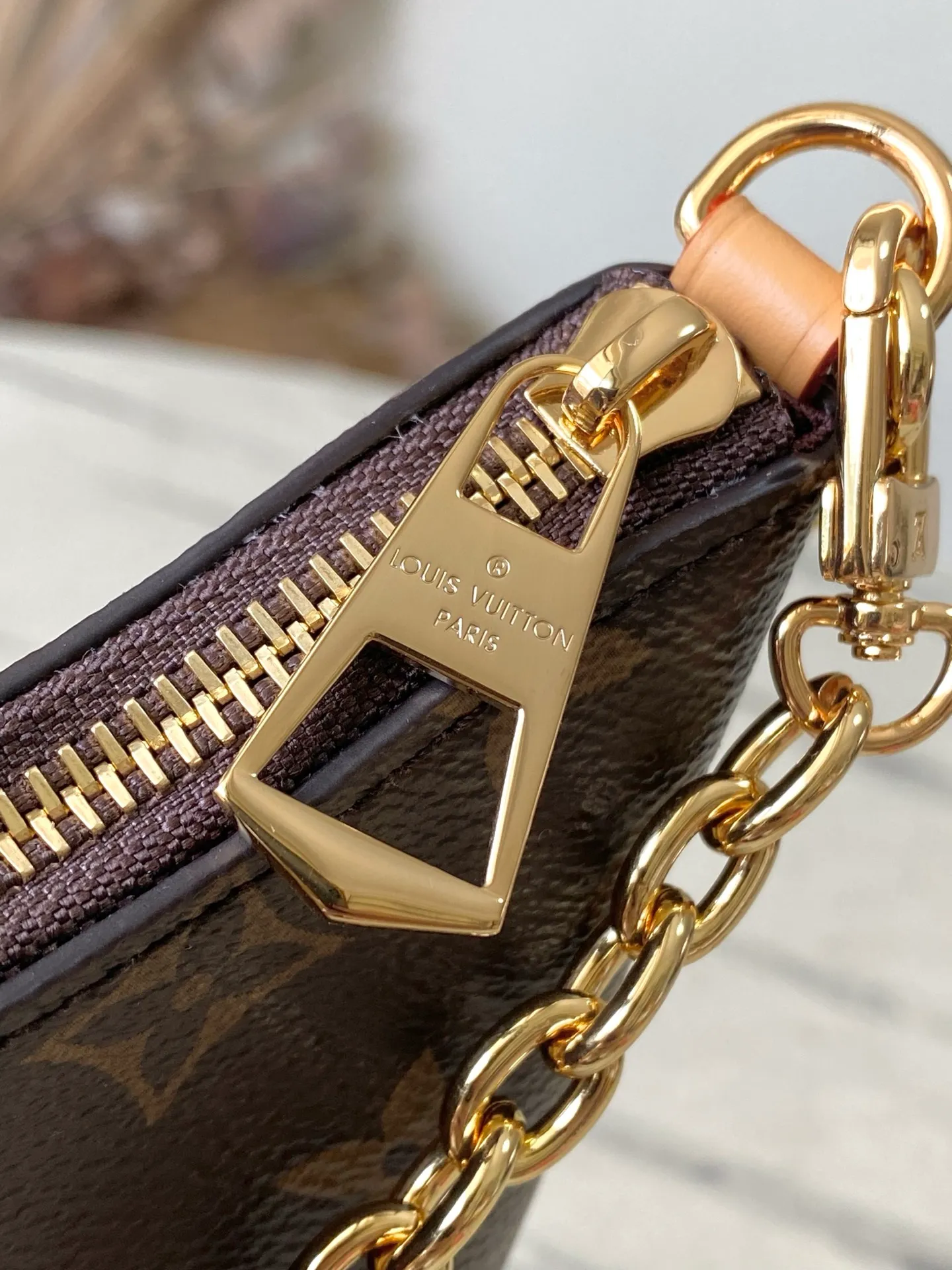 💰740 Top Original M25519 Boulogne Mini handbag is made of classic Monogram canvas. The shoulder strap can be worn on the shoulder or cross-body. It can be removed to transform into a chain bag or a clutch. 20.0x 14.5x 7.0 cm (length x height x width)